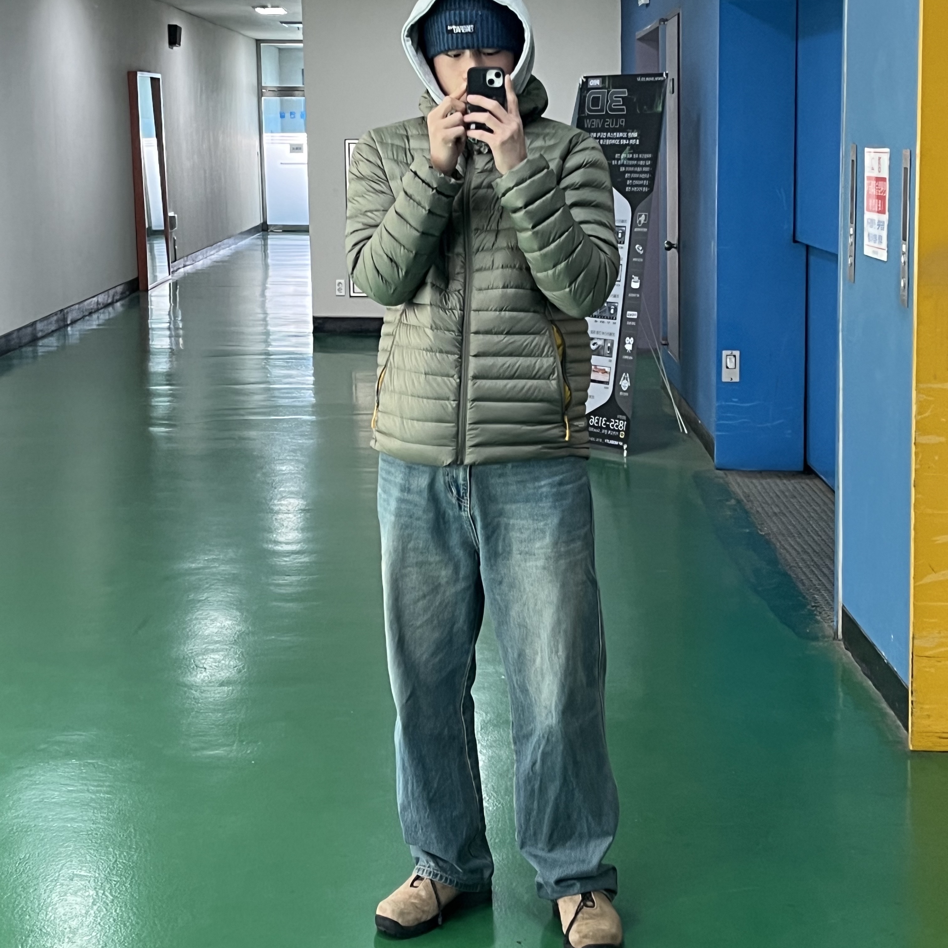 Rab Microlight Alpine Jacket Light Khaki 착용 스타일