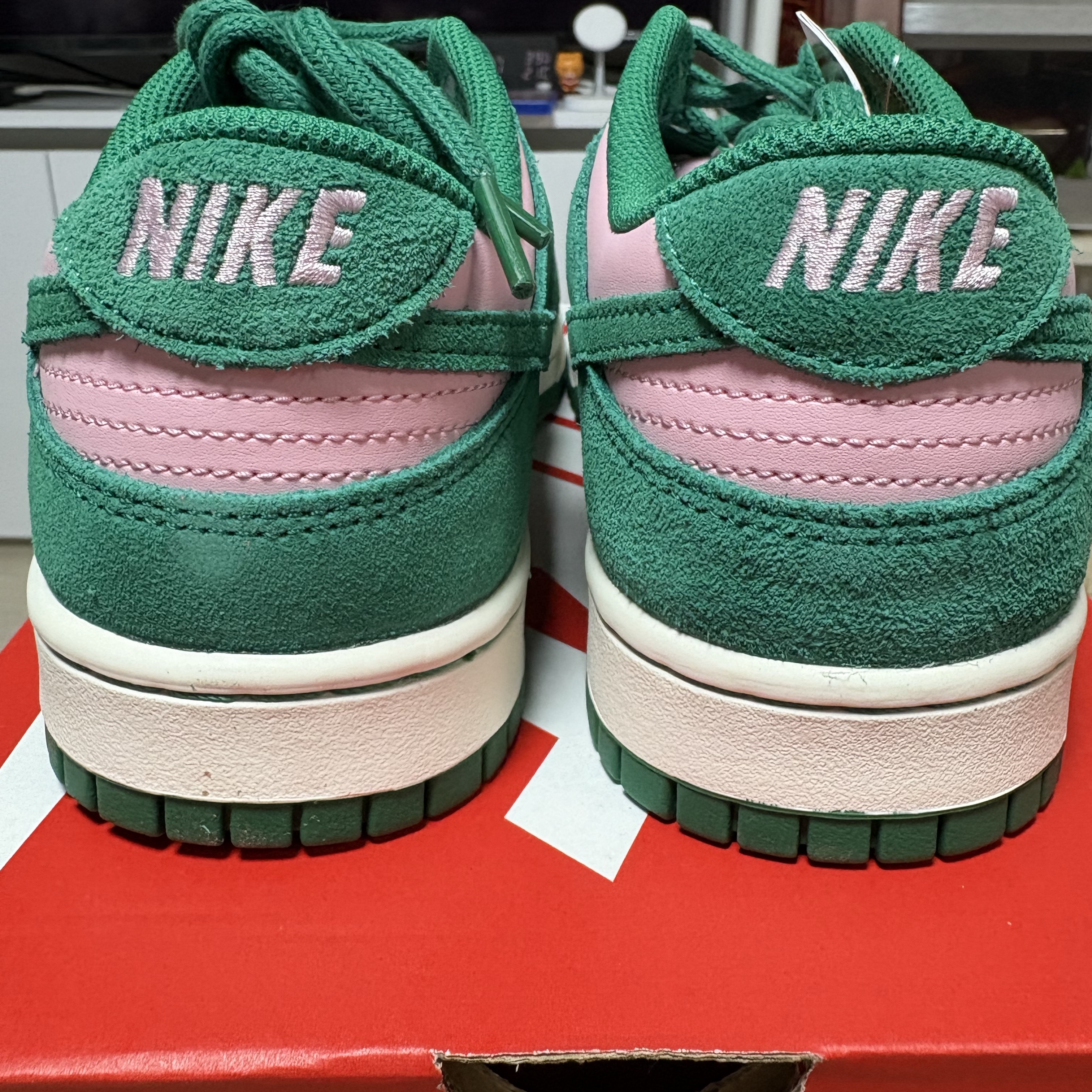 Nike Dunk Low Retro SE Medium Soft Pink Malachite 착용 스타일 - 5