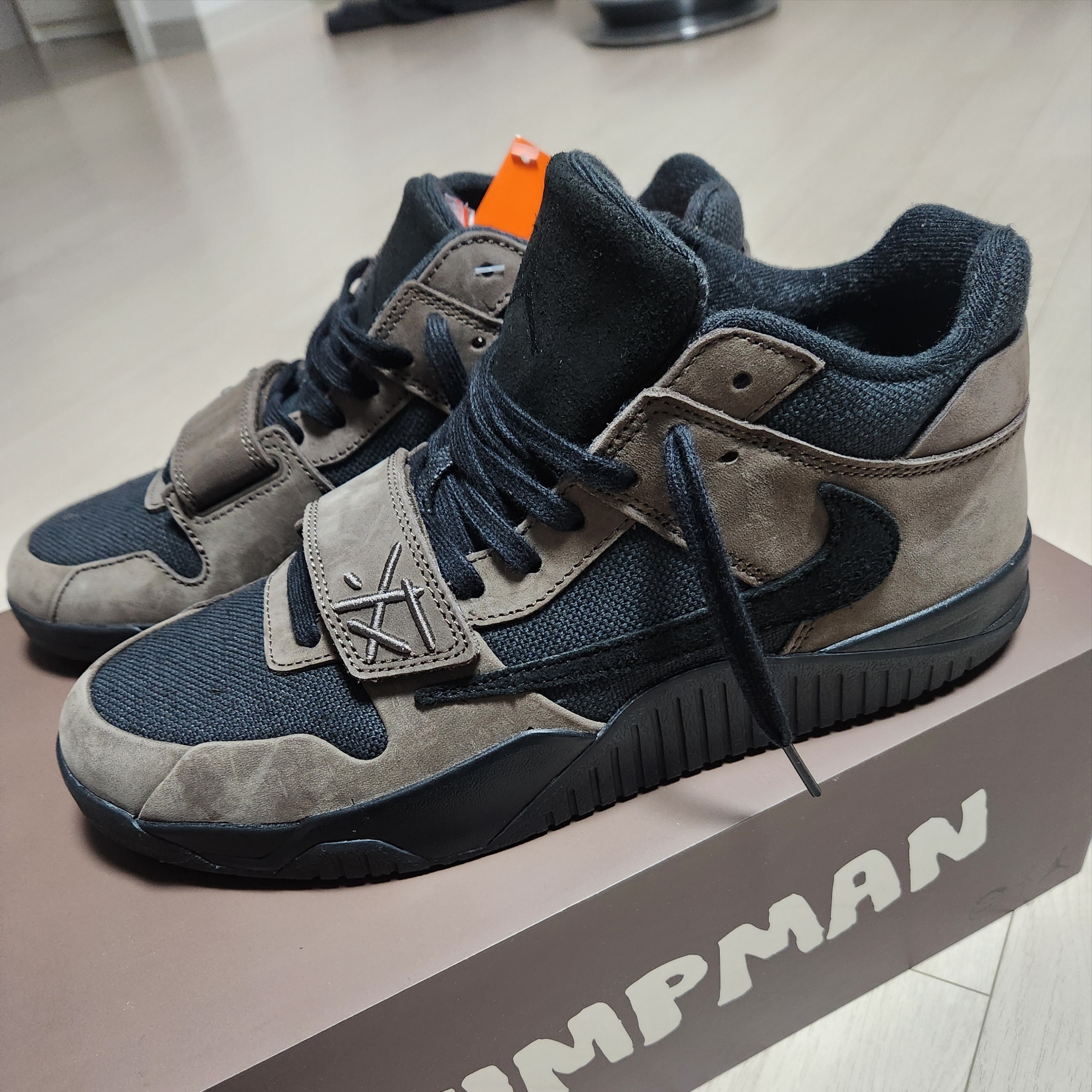 Jordan x Travis Scott Jumpman Jack TR Black and Dark Mocha 착용 스타일 - 1