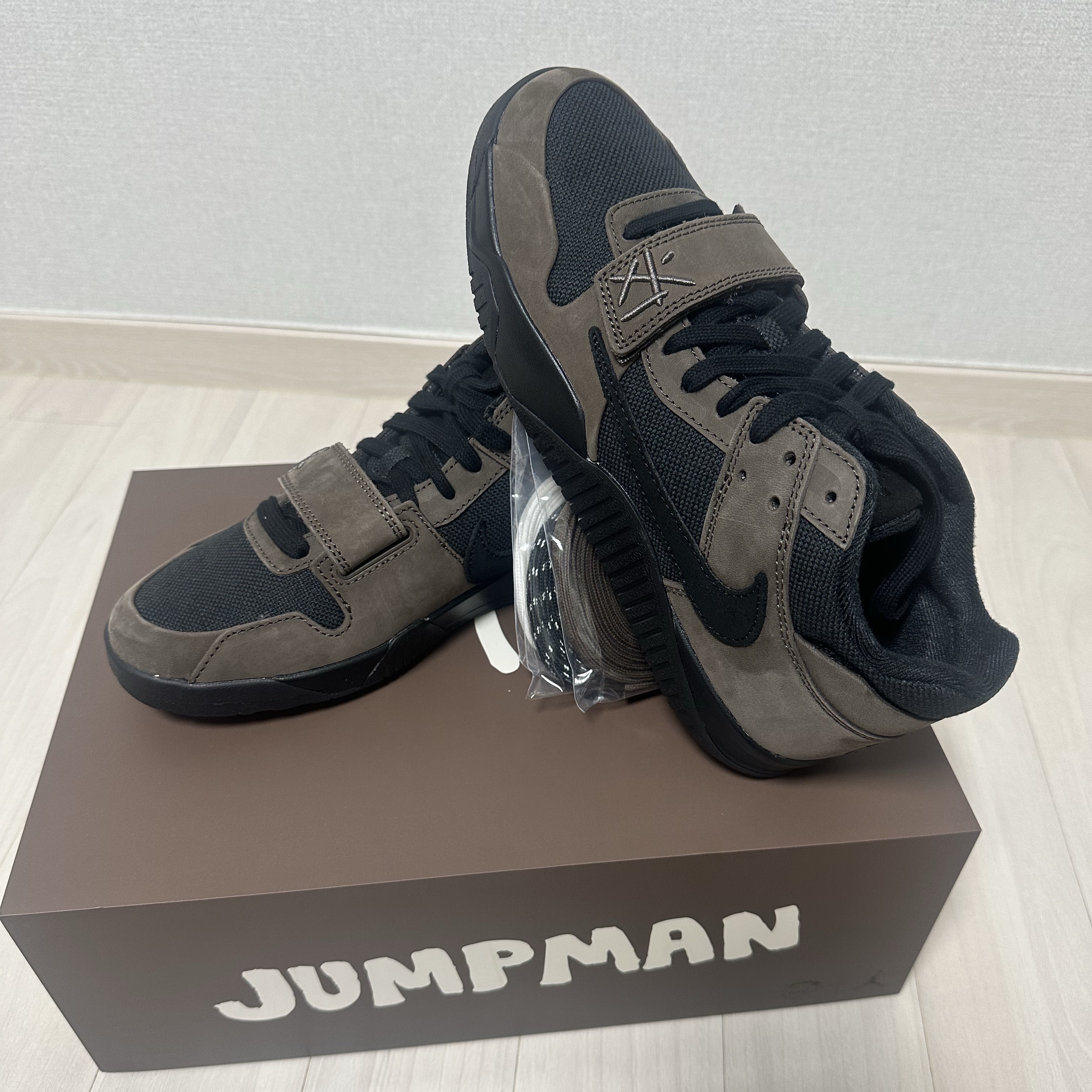 Jordan x Travis Scott Jumpman Jack TR Black and Dark Mocha 착용 스타일 - 1