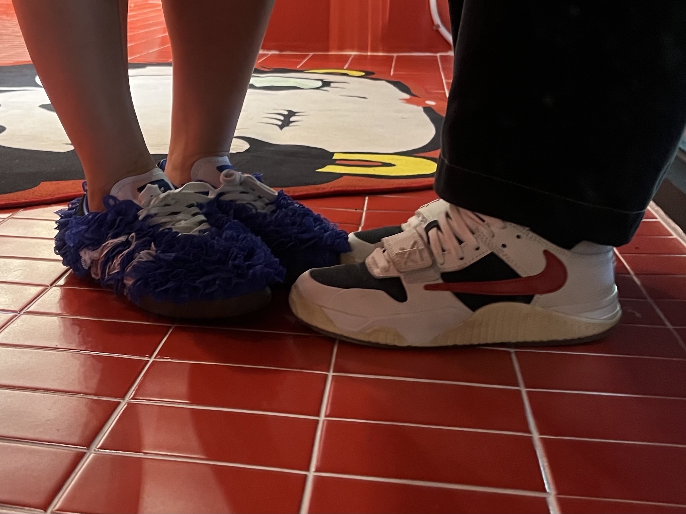 Jordan x Travis Scott Jumpman Jack TR University Red, (W) Adidas x Caroline Hu Samba Lace Blue 착용 스타일