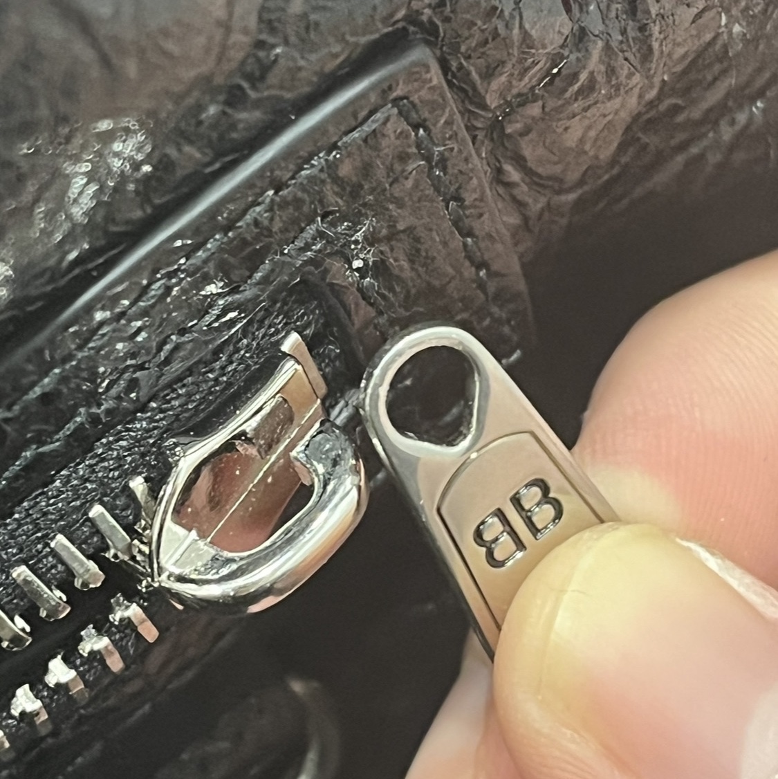 Balenciaga Superbusy Crossbody Bag Black 착용 스타일 - 1