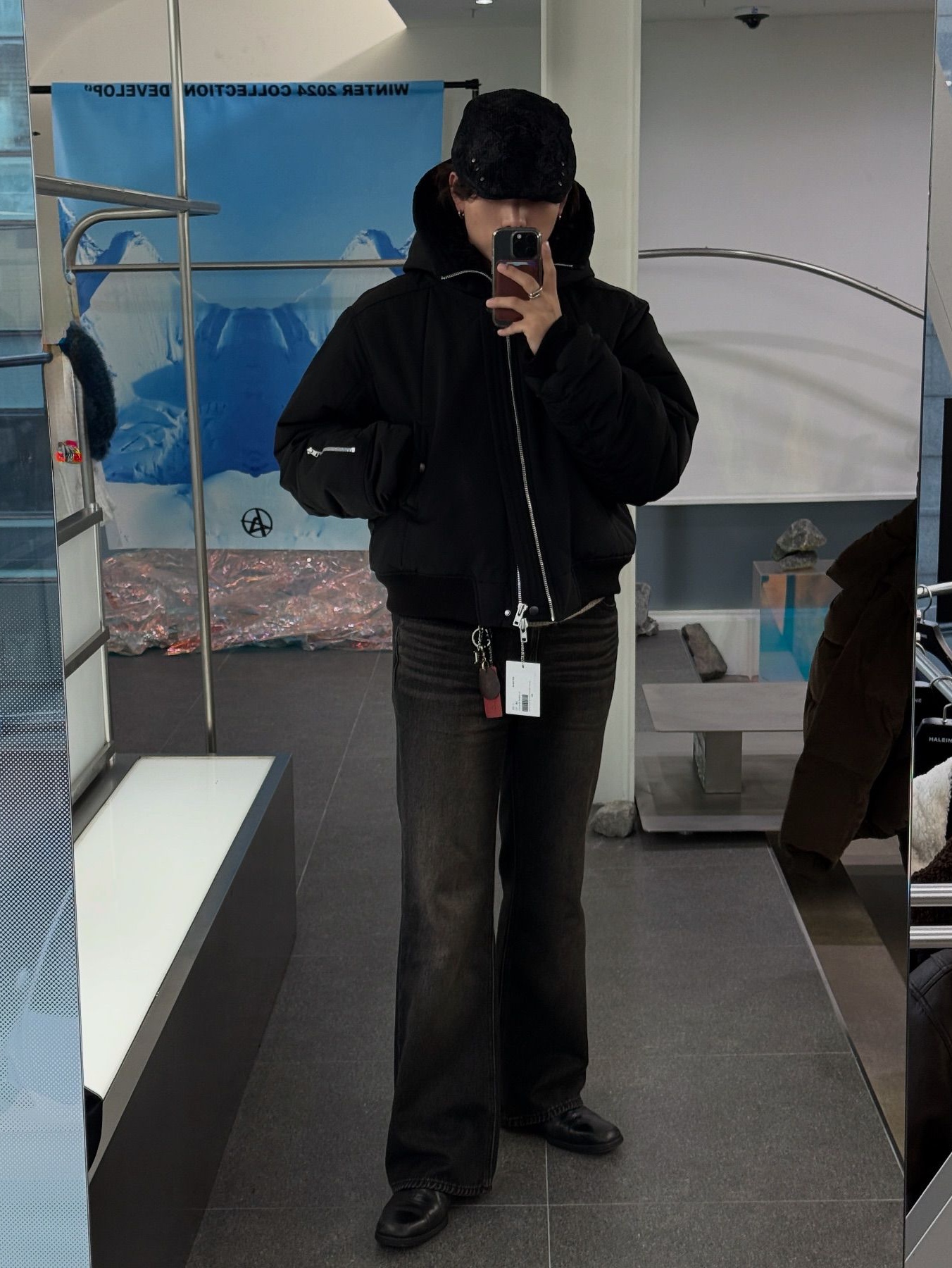 Haleine Shearling Hooded N2B Padding Black (VJ420) 착용 스타일