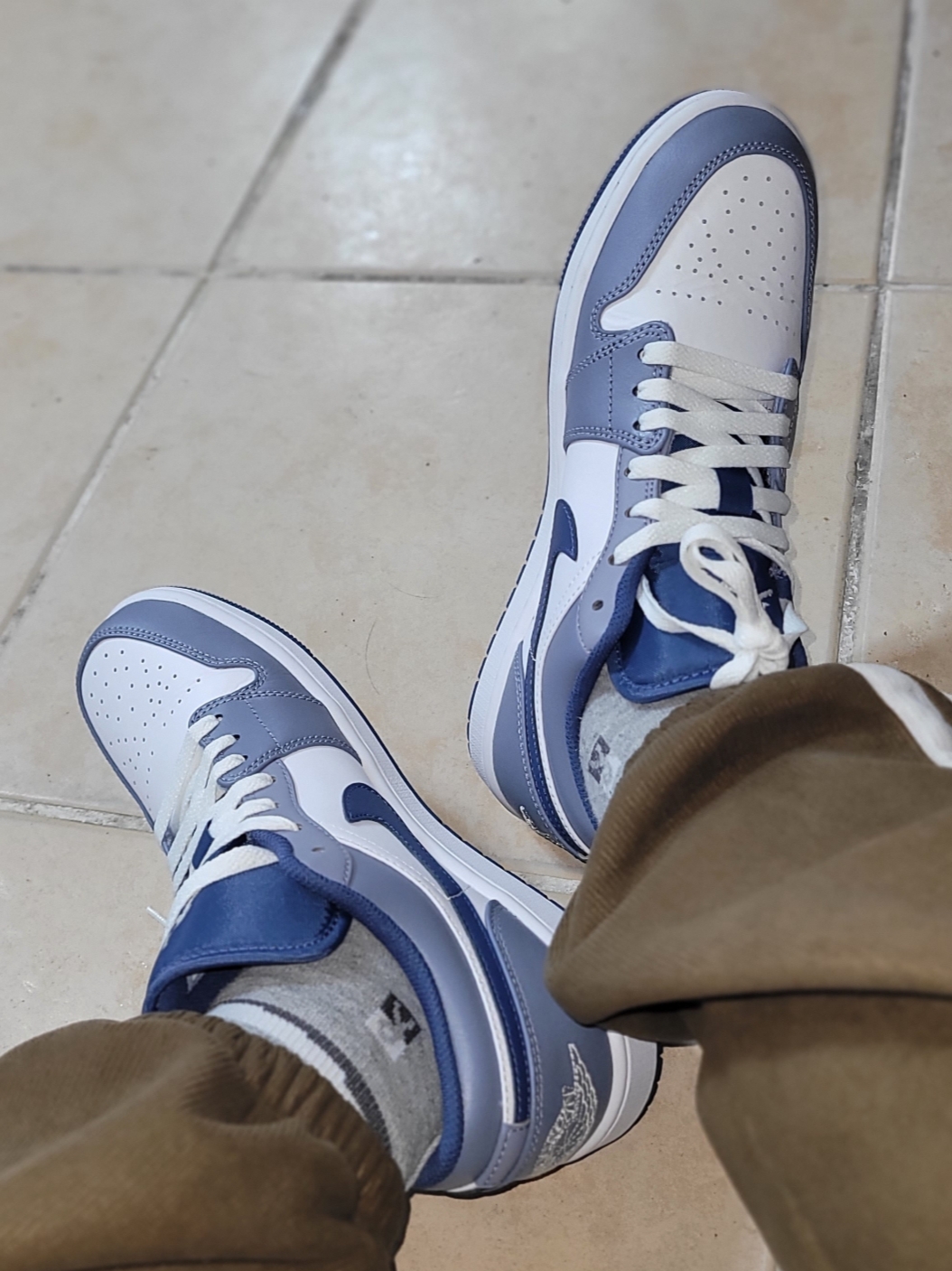 Jordan 1 Low Ashen Slate and Mystic Navy 착용 스타일 - 2