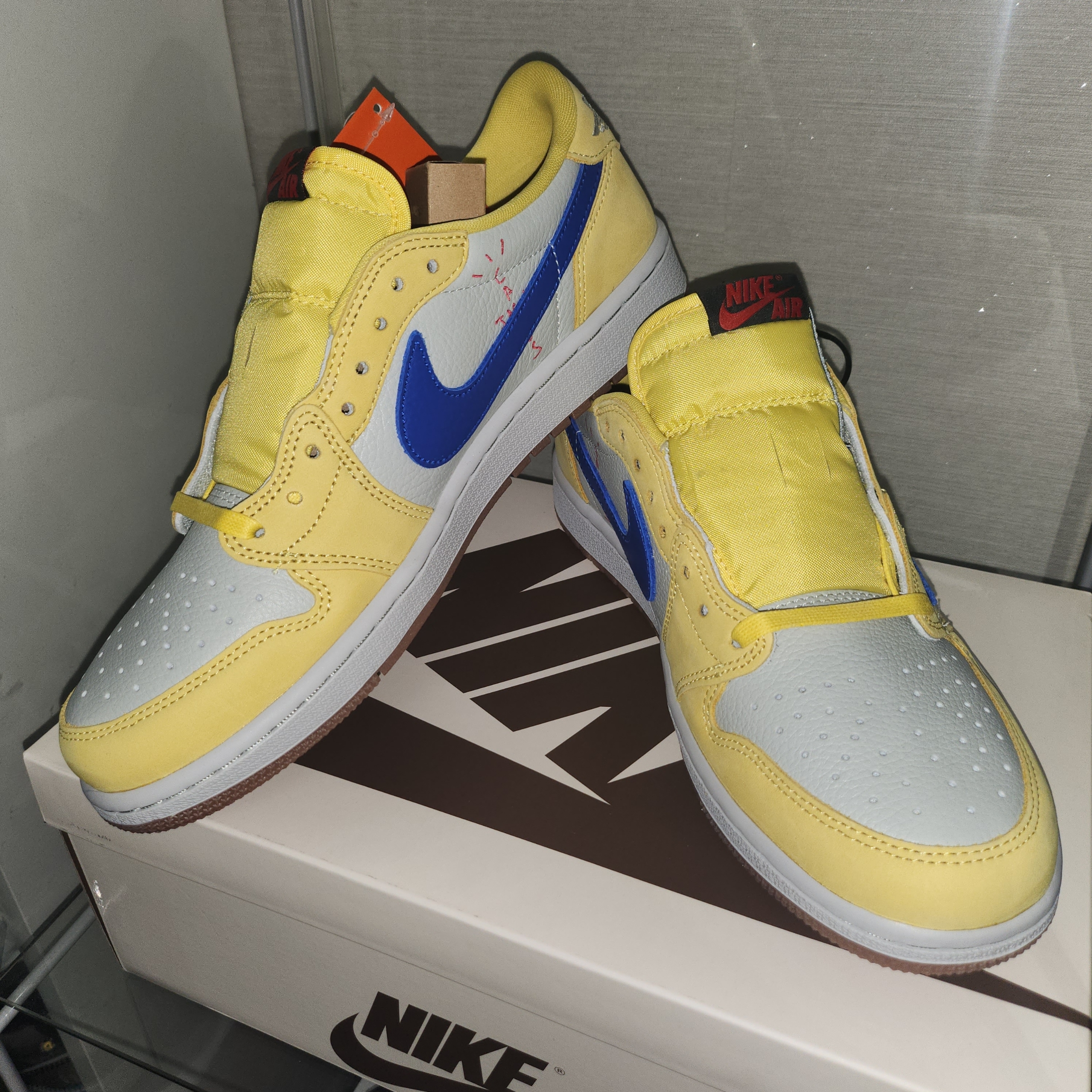 (W) Jordan 1 x Travis Scott Retro Low OG SP Canary 착용 스타일 - 2