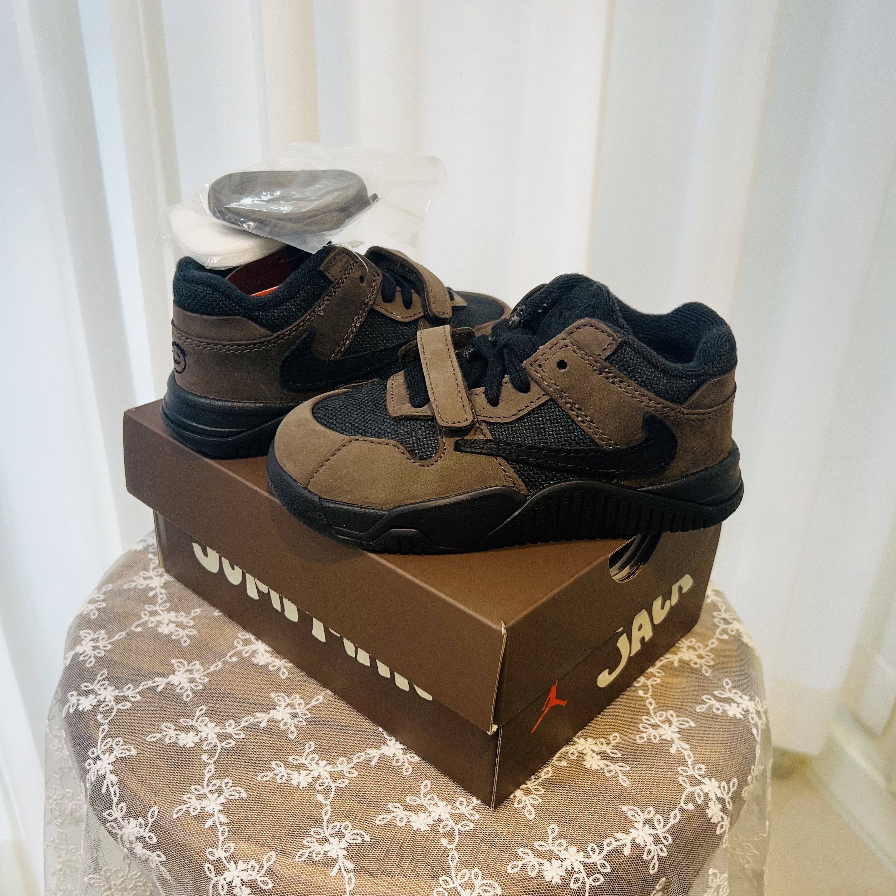 Carhartt Knit Cuffed Beanie Black, (TD) Jordan 1 x Travis Scott Retro Low OG SP Black Phantom 착용 스타일 - 6