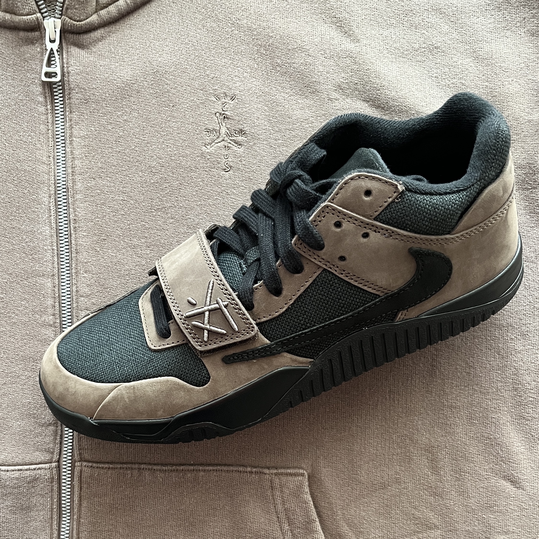 Jordan x Travis Scott Jumpman Jack TR Sail and Dark Mocha, Jordan x Travis Scott Full-Zip Hoodie Palomino (DZ5500-275) 착용 스타일 - 7