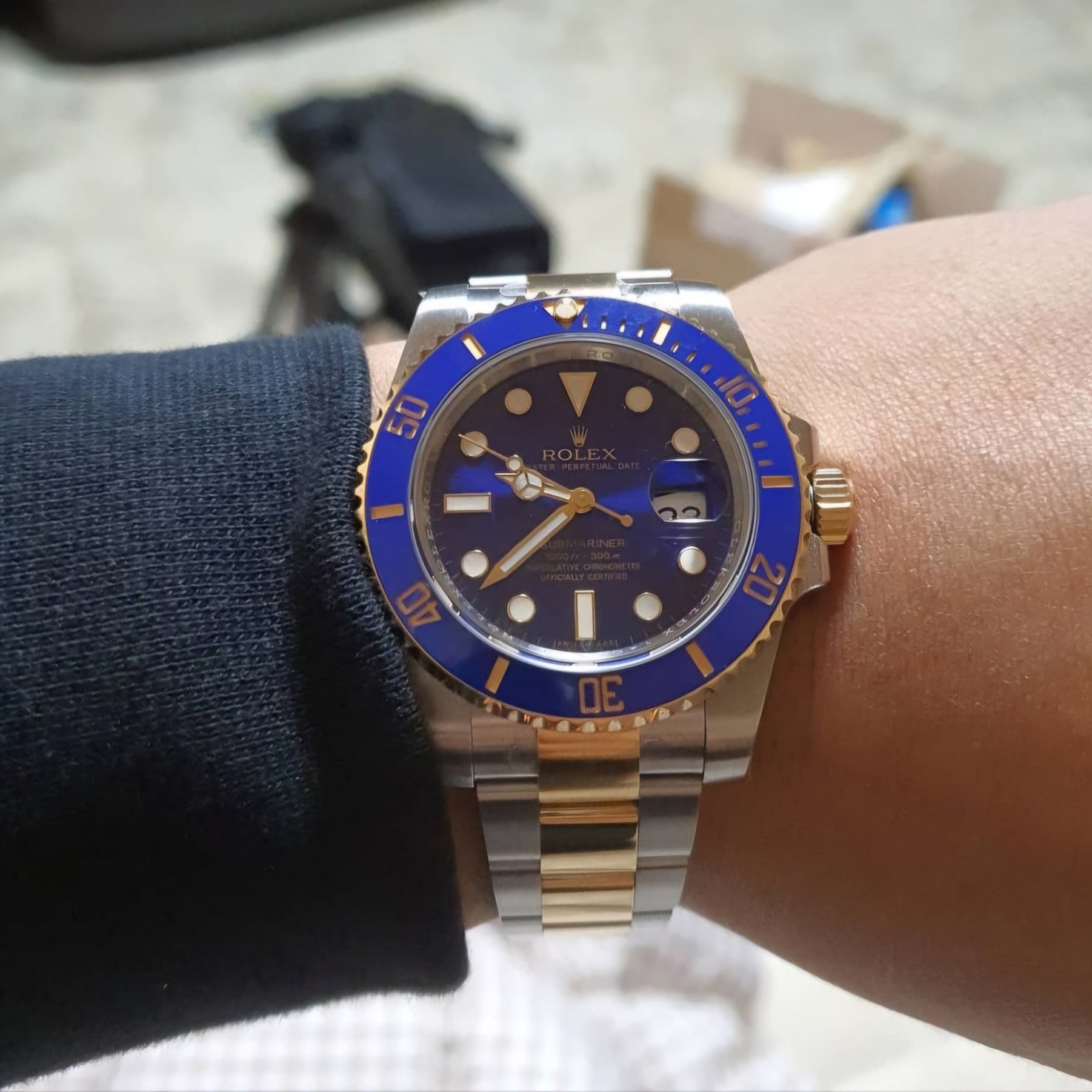 Rolex Submariner Date 40mm 116613LB Royal Blue Oyster 착용 스타일