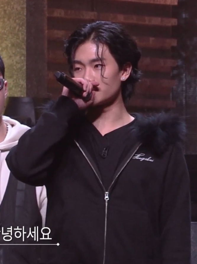 [KREAM 단독 / 프리오더] FENGSHUI Small Logo Fur Hood Zip-Up Jacket Black 착용 스타일