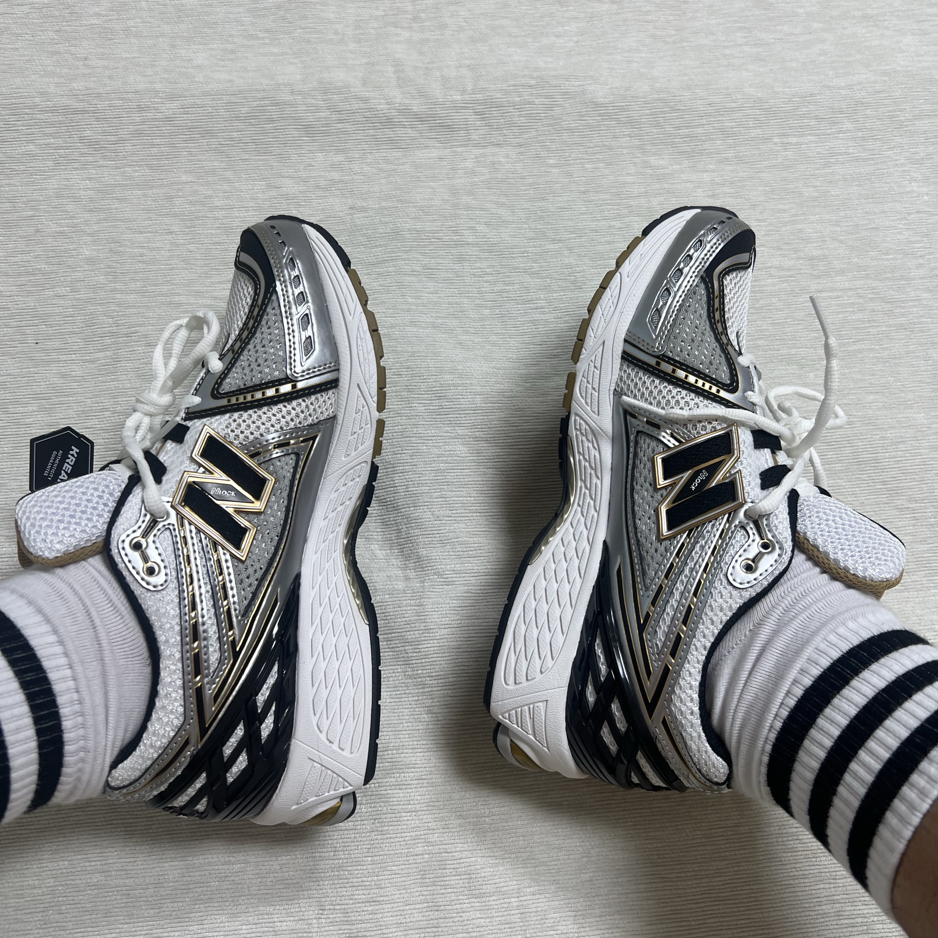 New Balance 1906R White Gold 착용 스타일