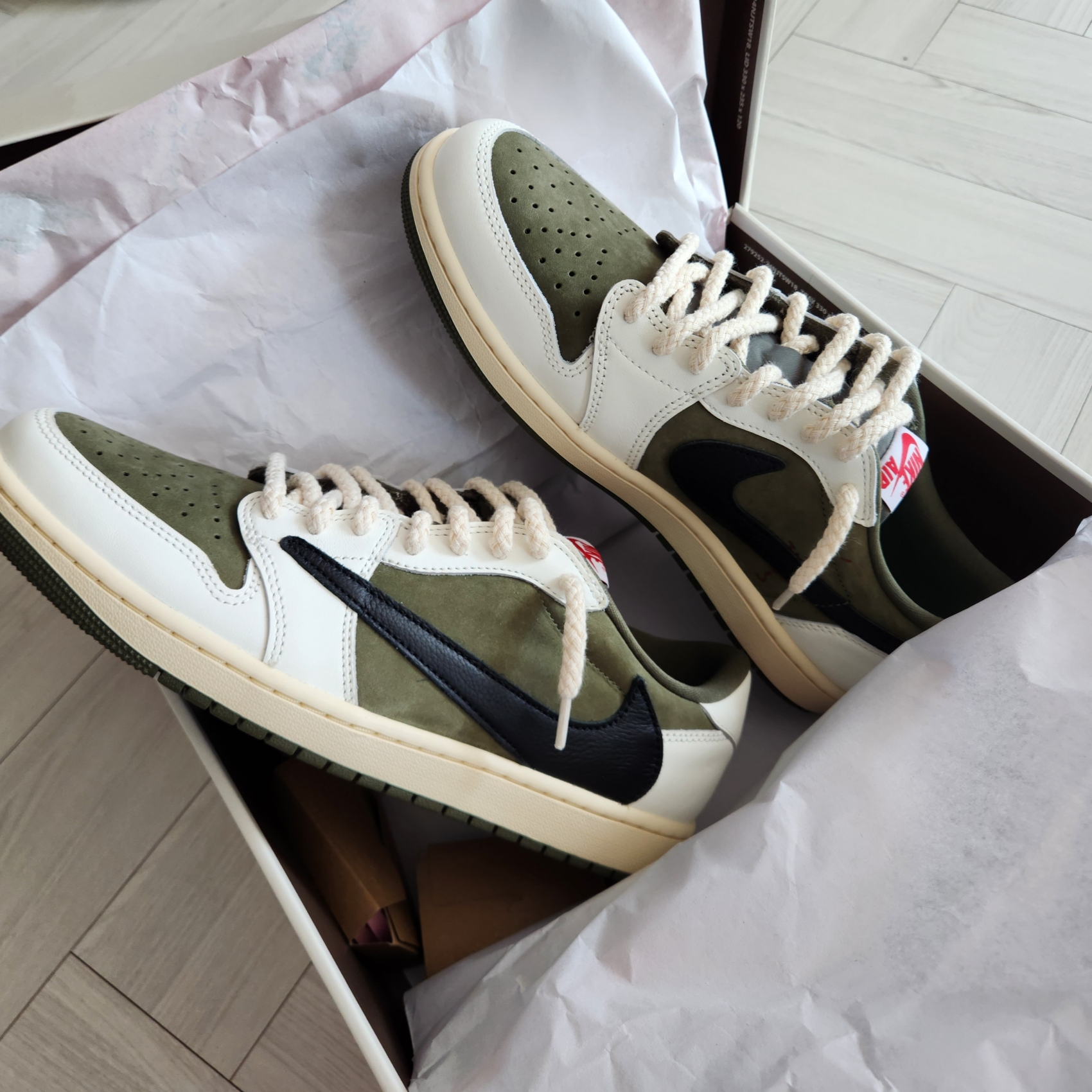 Jordan 1 x Travis Scott Retro Low OG SP Reverse Olive 착용 스타일 - 1