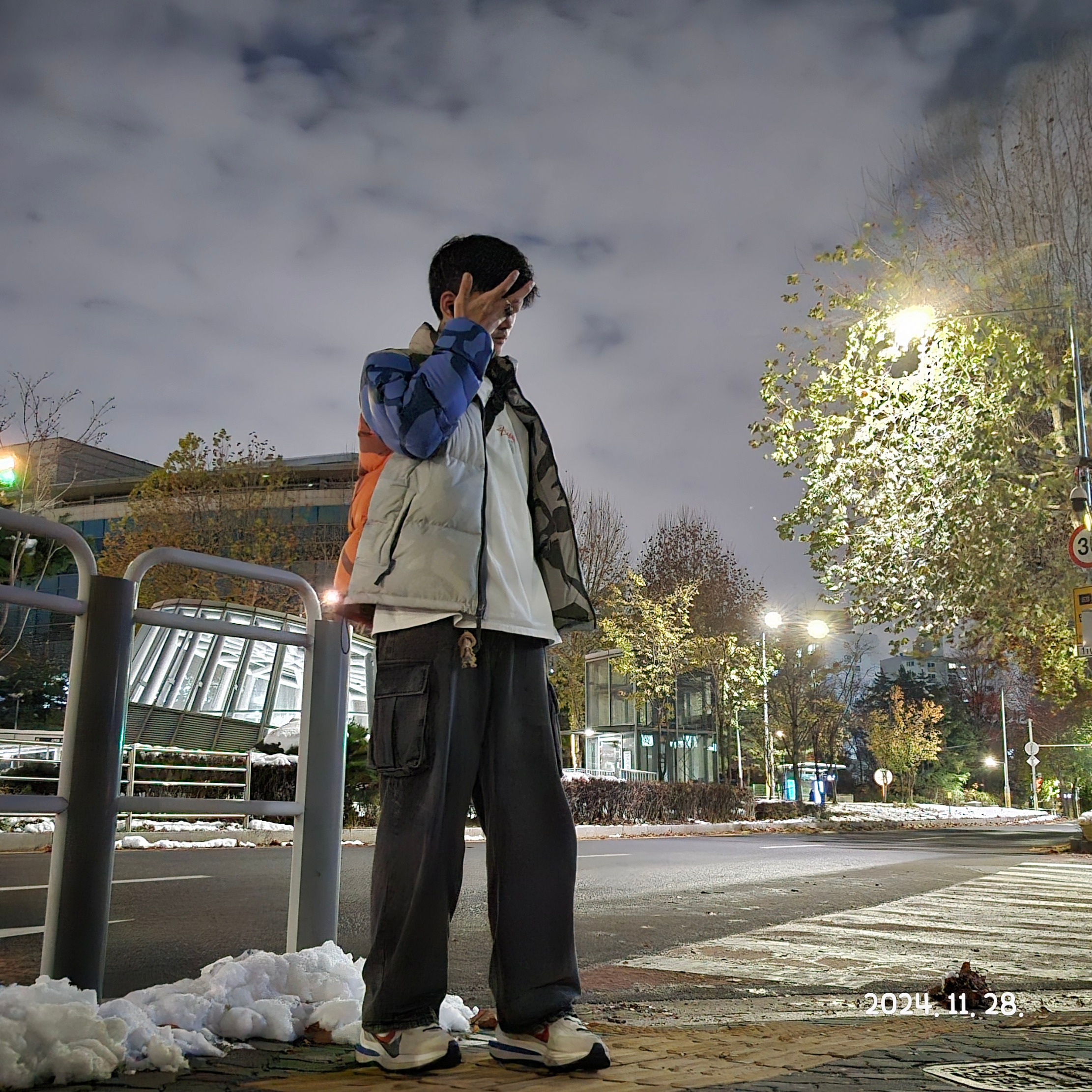 Nike x Sacai VaporWaffle Royal Fuchsia, The North Face x Kaws 1996 Nuptse Jacket Moonlight Ivory 착용 스타일 - 1