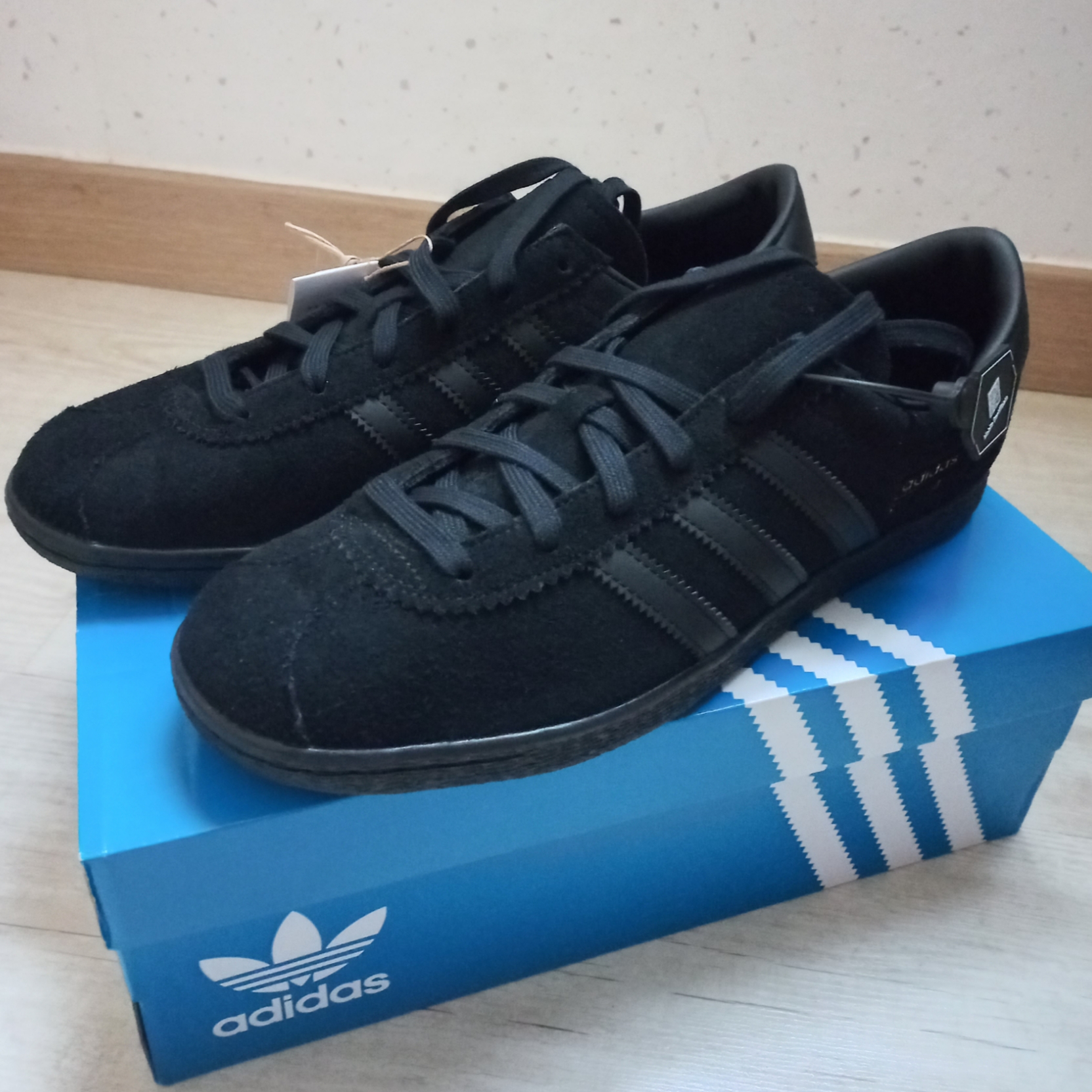 Adidas Stadt Core Black Carbon 착용 스타일 - 1