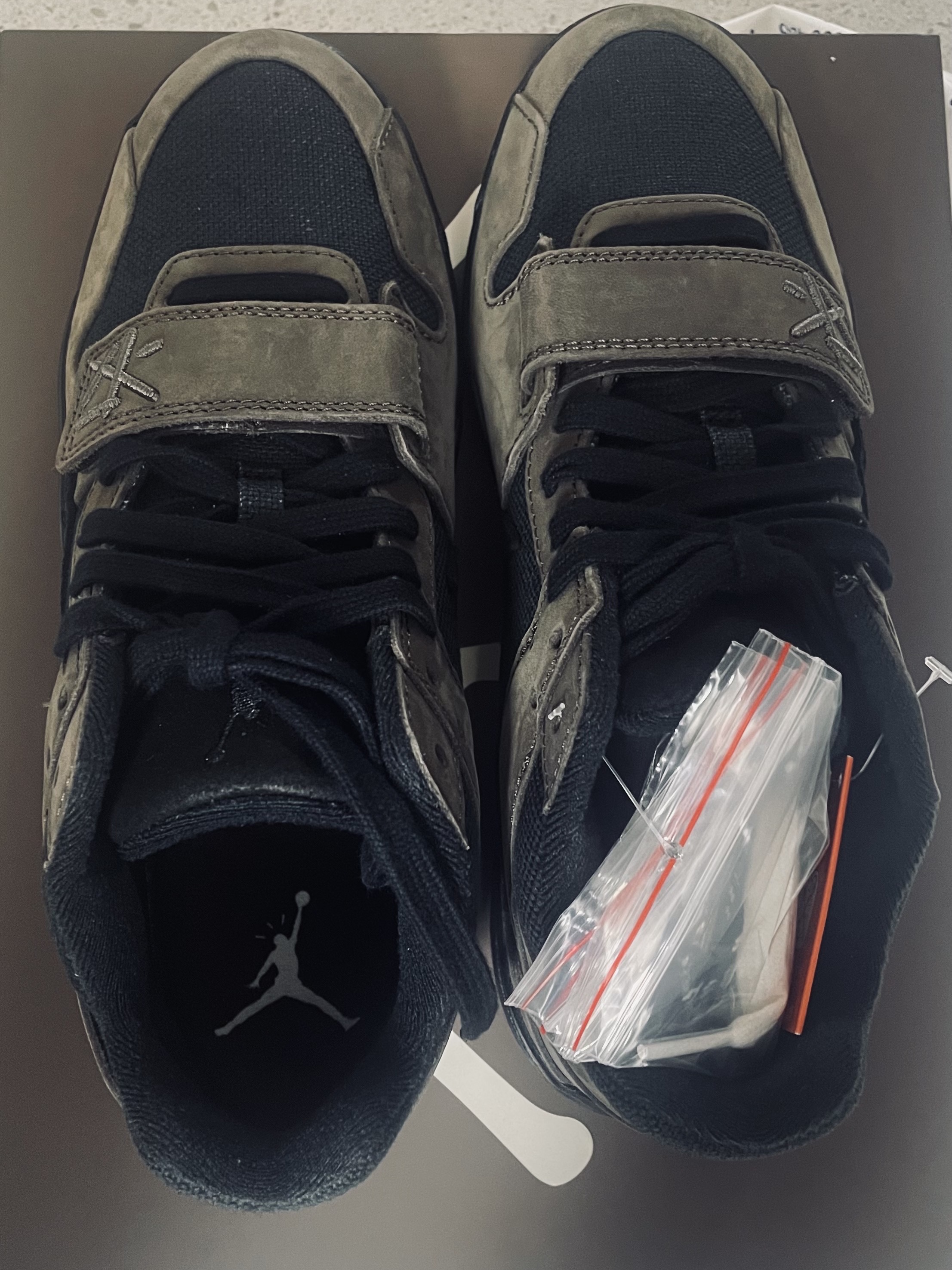 Jordan x Travis Scott Jumpman Jack TR Black and Dark Mocha 착용 스타일 - 3
