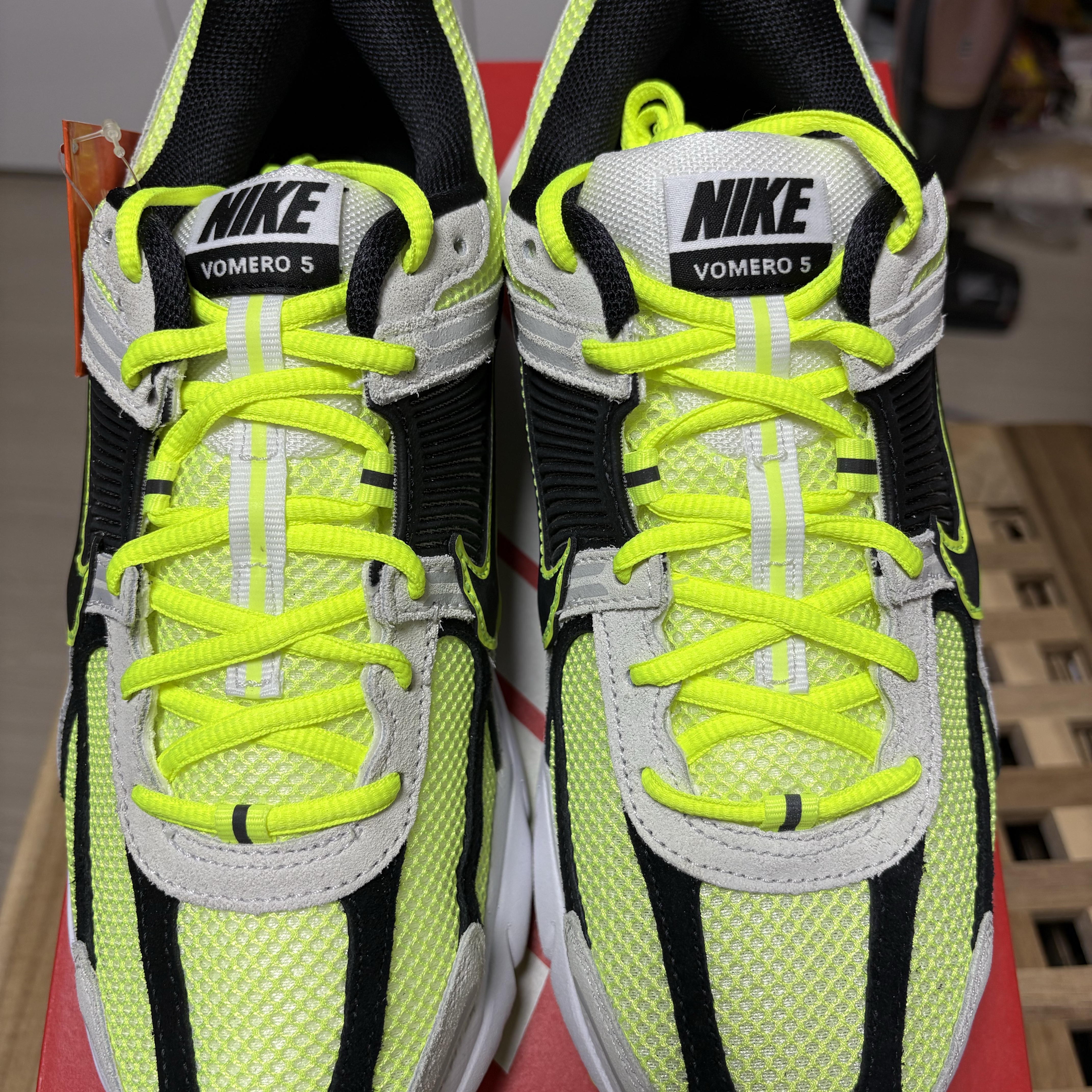 Nike Zoom Vomero 5 Volt Metallic Platinum 착용 스타일 - 4