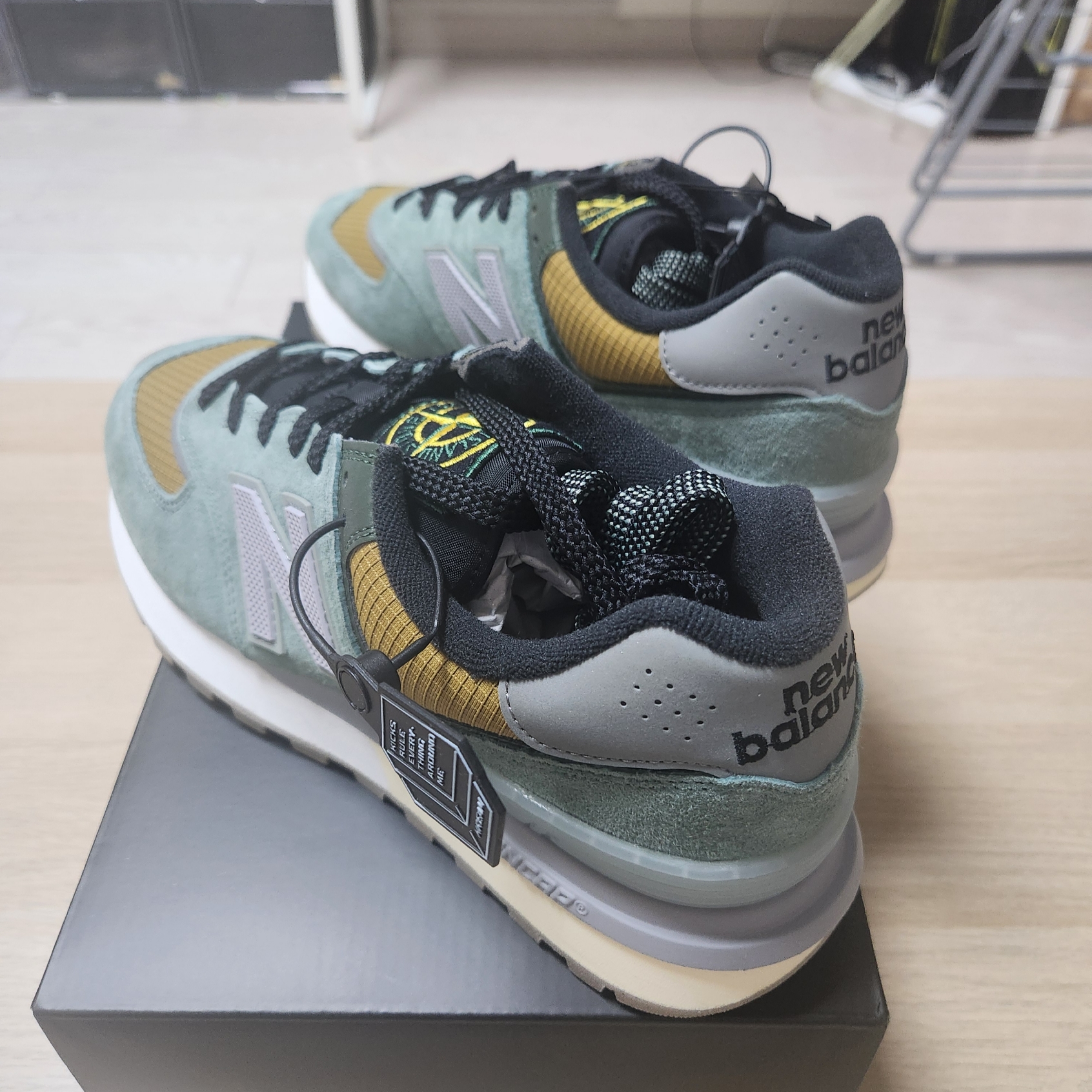 New Balance x Stone Island 574 Legacy Light Green 착용 스타일 - 3