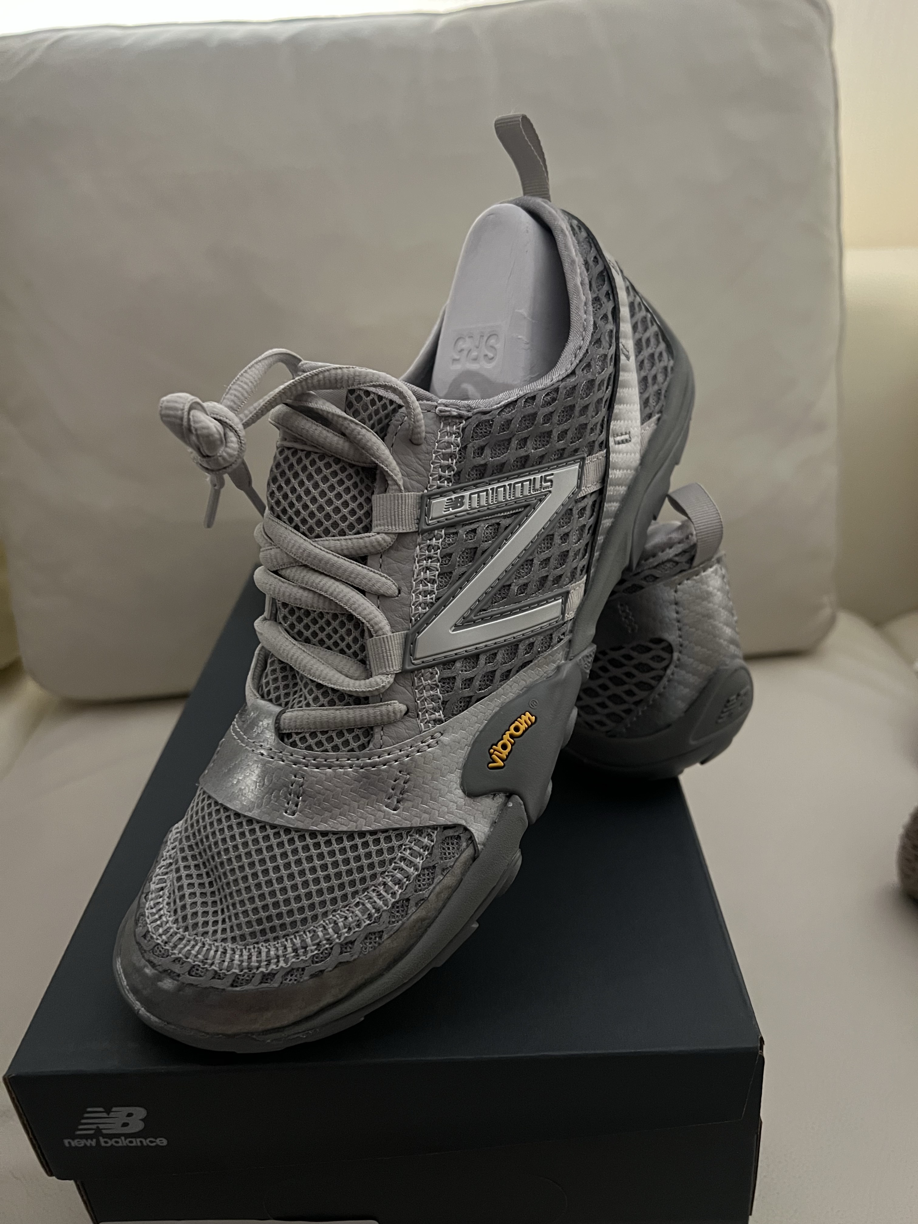 New Balance Minimus MT10O Slate Grey Silver Metallic 착용 스타일 - 5
