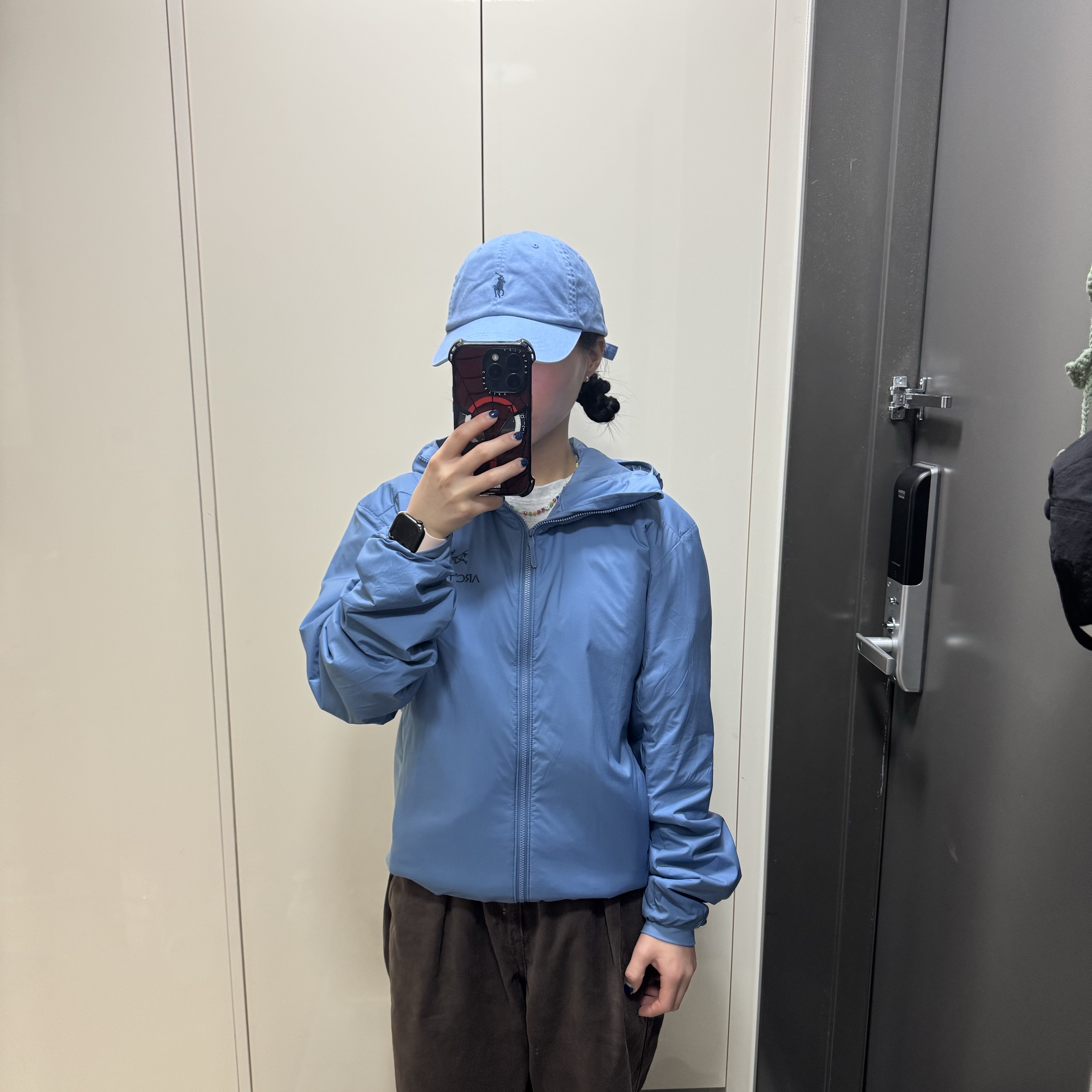 Arc'teryx Atom Hoody Stone Wash 착용 스타일 - 2