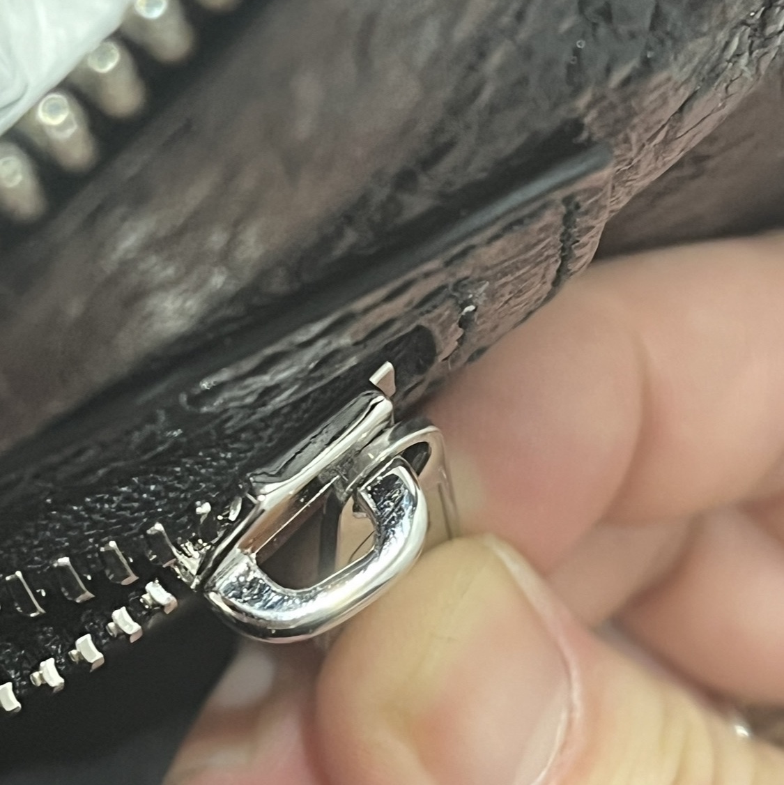 Balenciaga Superbusy Crossbody Bag Black 착용 스타일 - 2