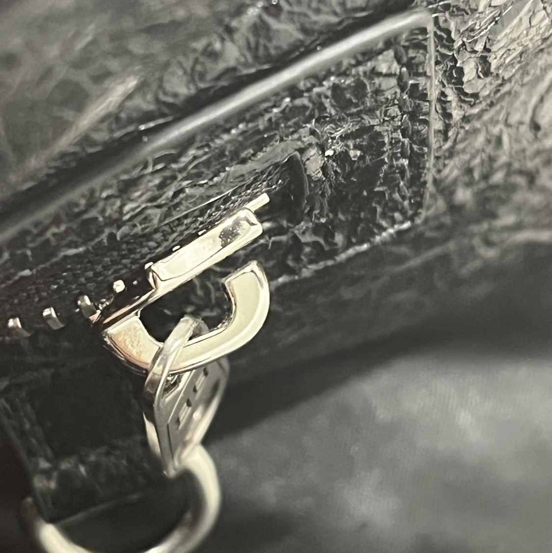 Balenciaga Superbusy Crossbody Bag Black 착용 스타일 - 3