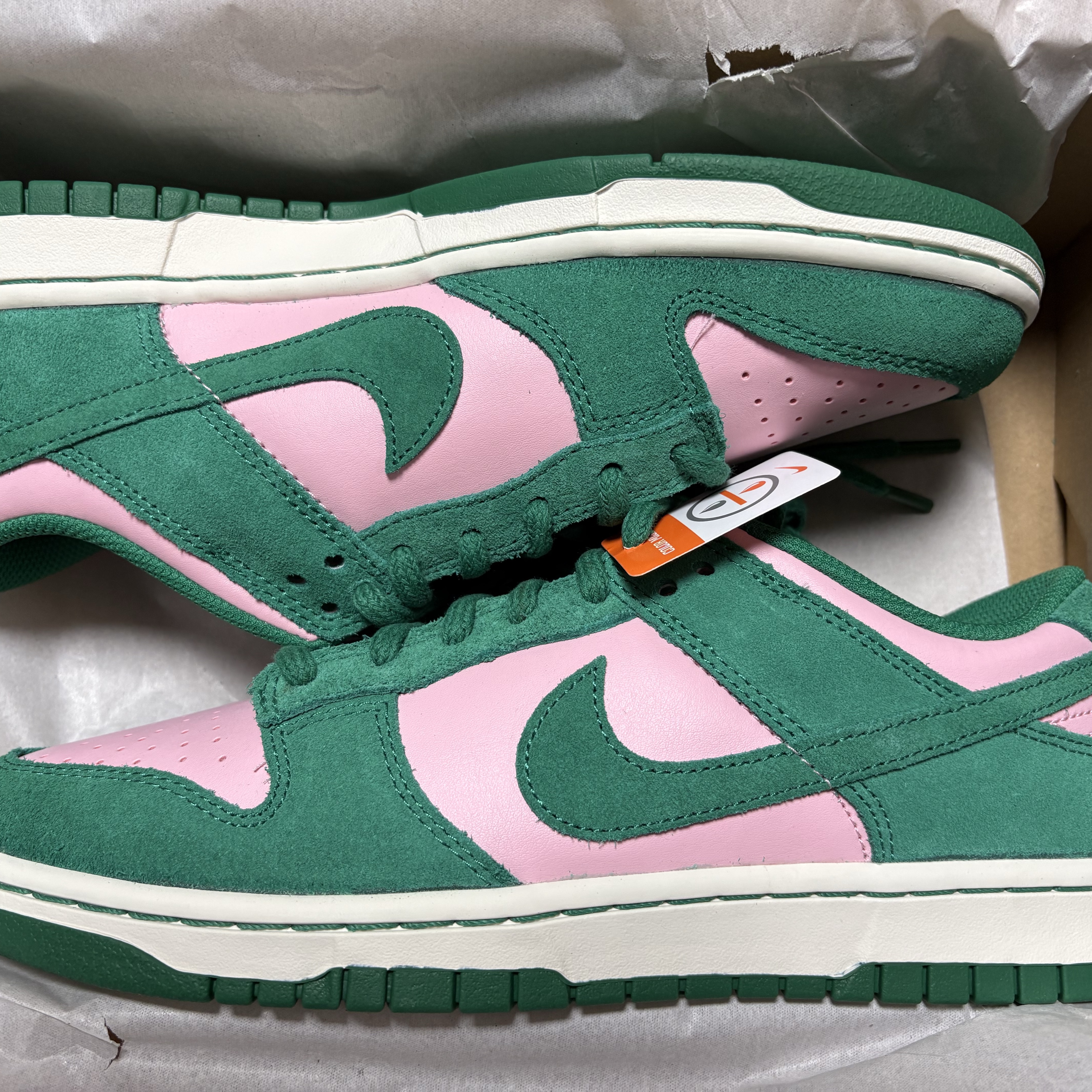Nike Dunk Low Retro SE Medium Soft Pink Malachite 착용 스타일 - 2