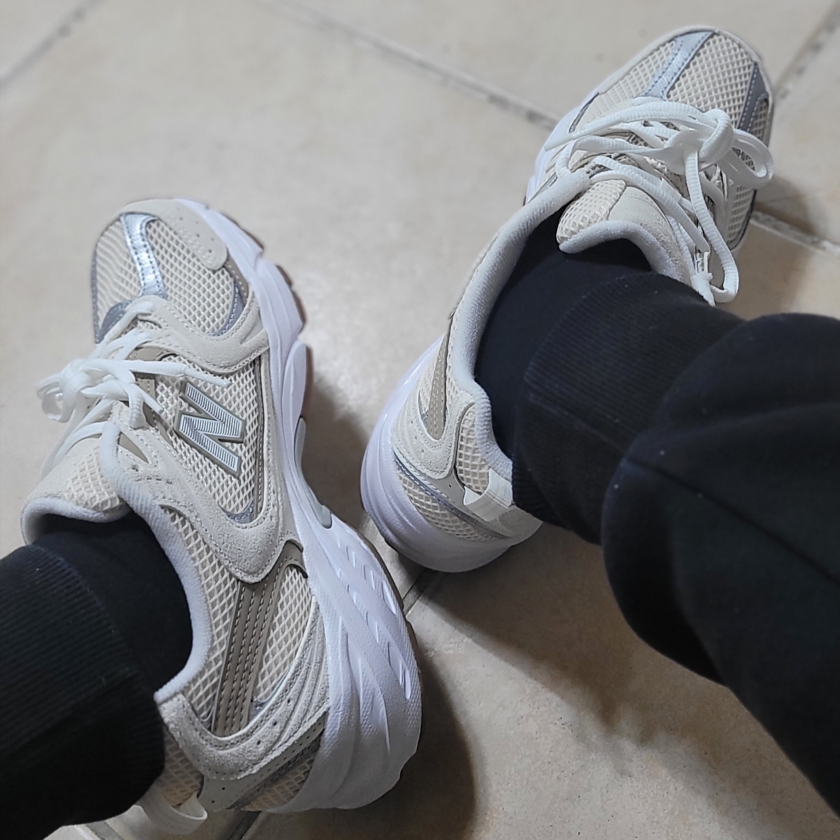 New Balance 530 Beige Aluminum 착용 스타일 - 2