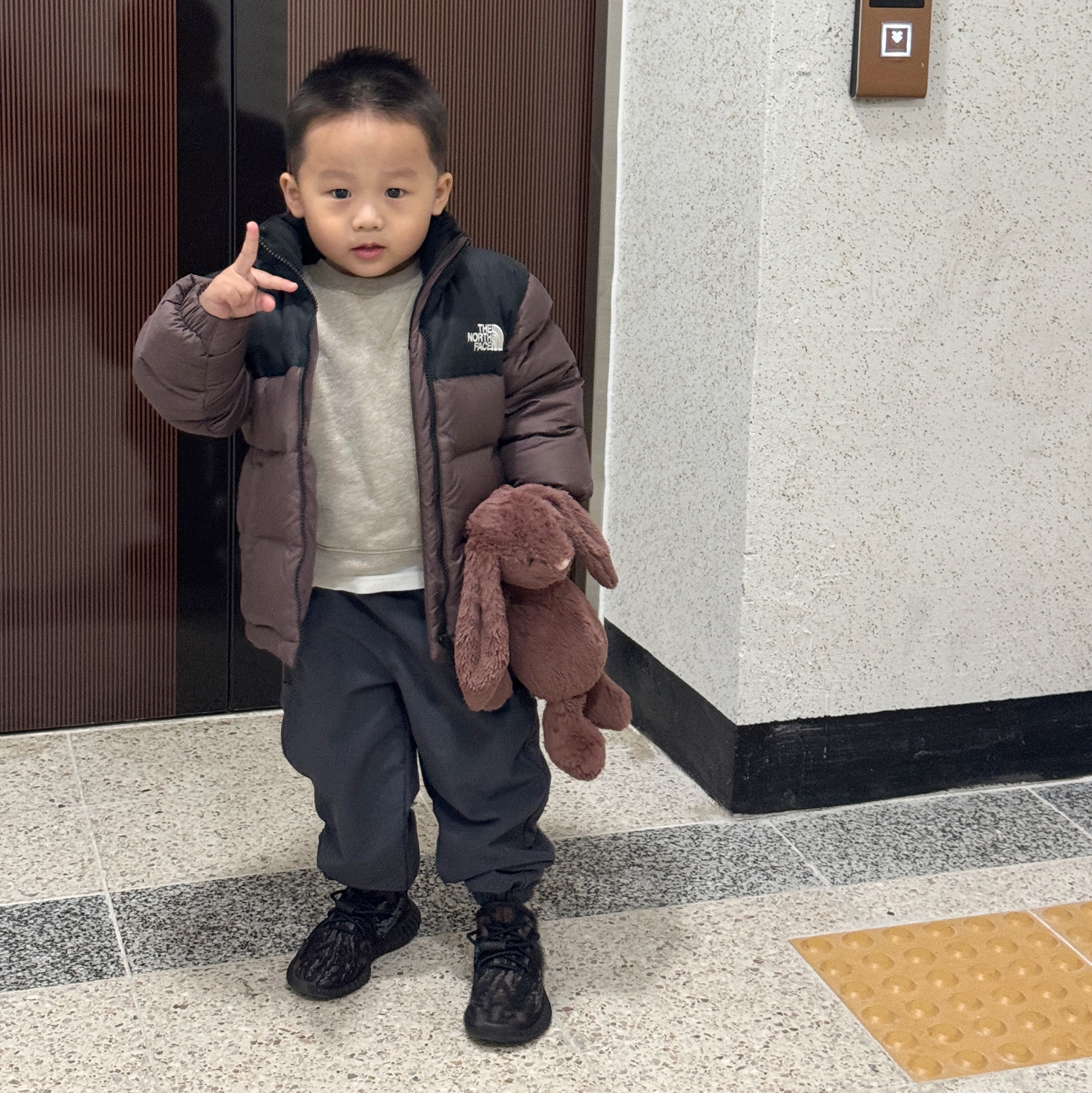 (Kids) Adidas Yeezy Boost 350 V2 MX Rock 착용 스타일