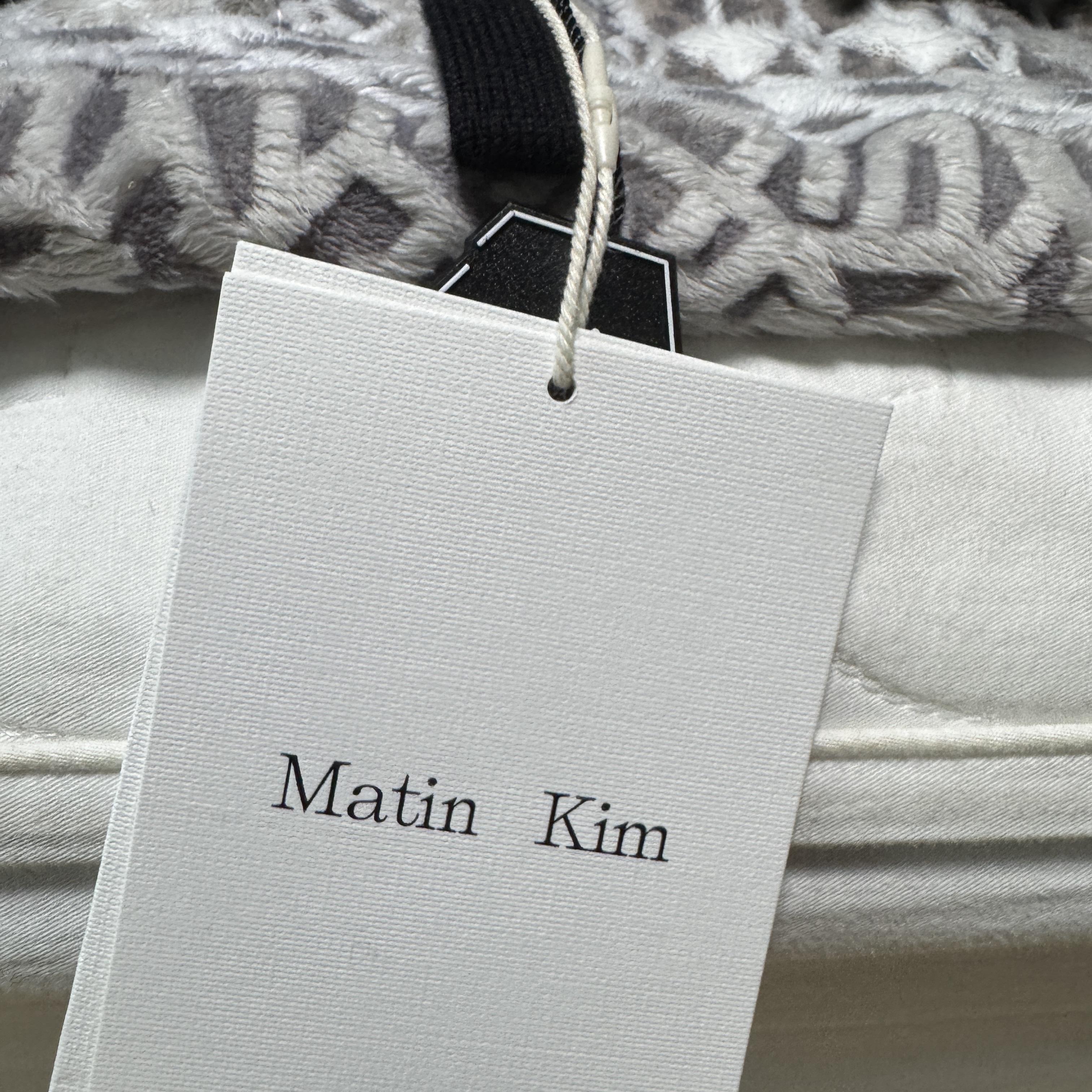 Matin Kim Spell Point Stripe Knit Cardigan Black 착용 스타일 - 2
