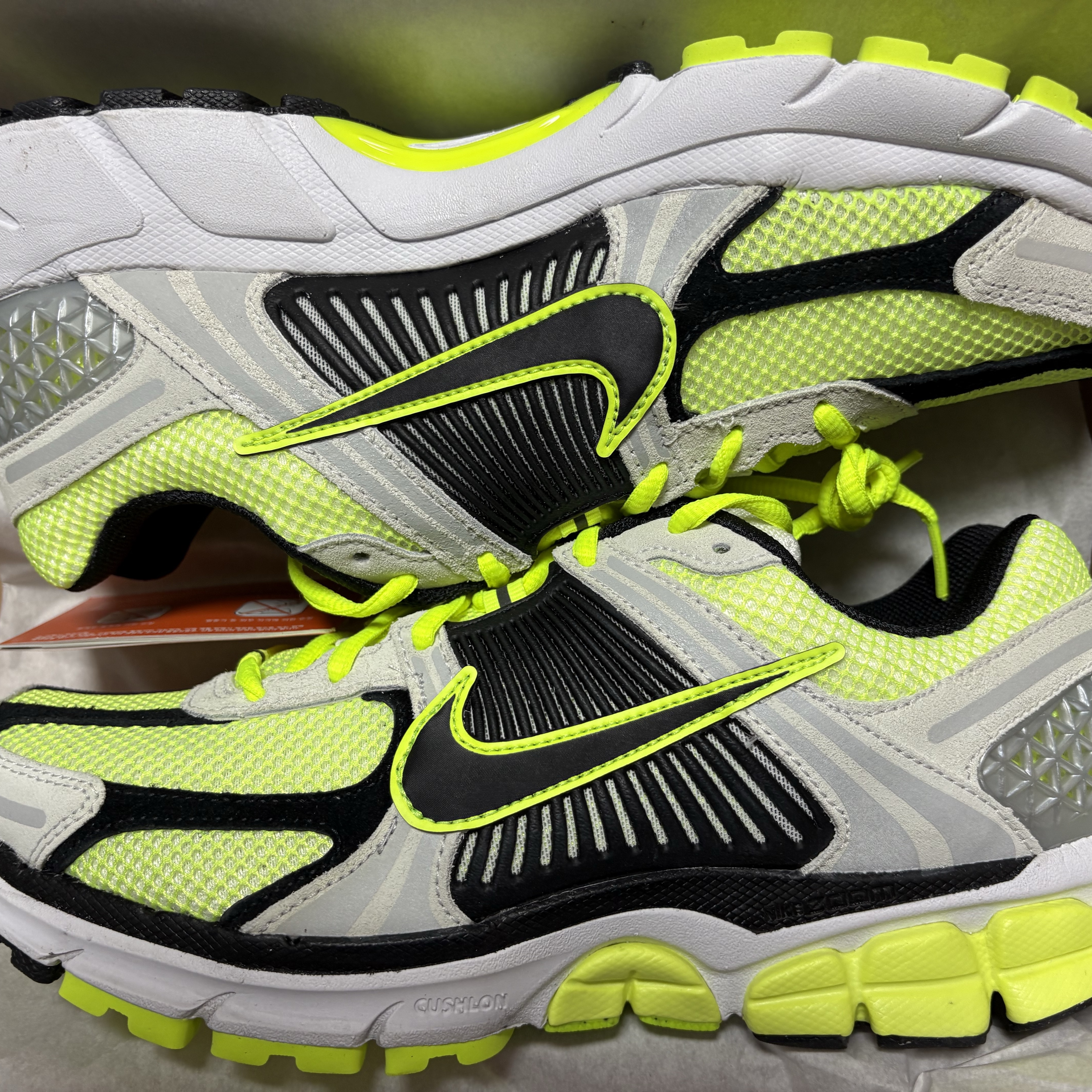 Nike Zoom Vomero 5 Volt Metallic Platinum 착용 스타일 - 2