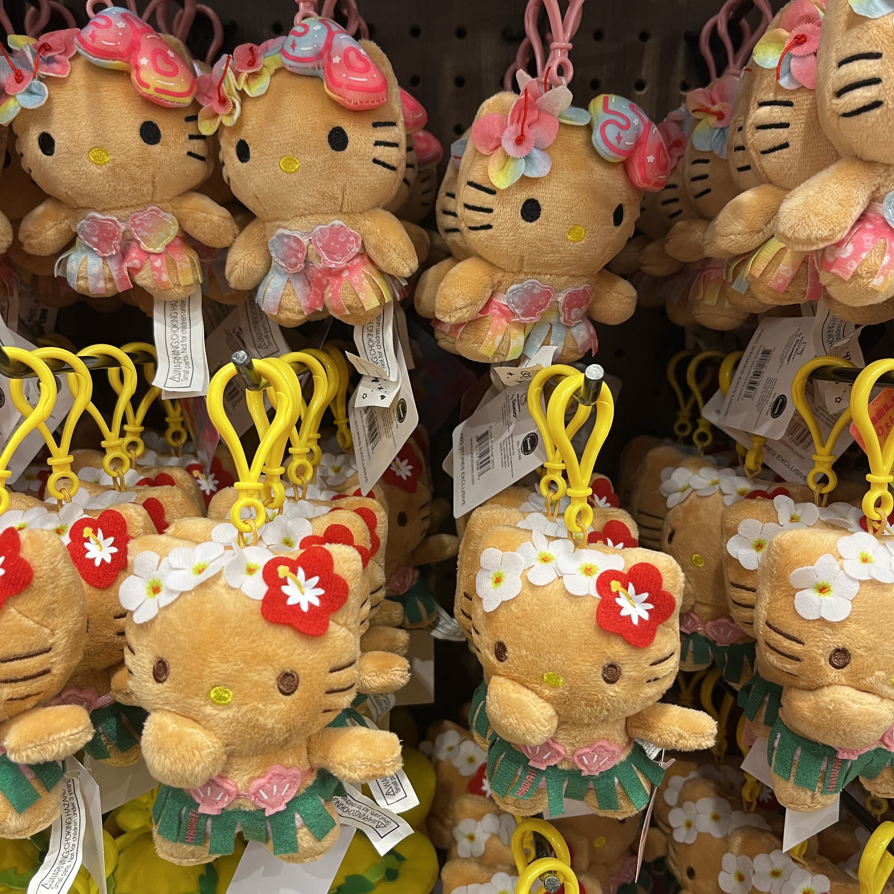 Sanrio Hello Kitty Hula Kiss 4" Hawaii Series Plush, Sanrio Hello Kitty 50th Anniversary 4" Hawaii Series Plush with Strap 착용 스타일 - 2
