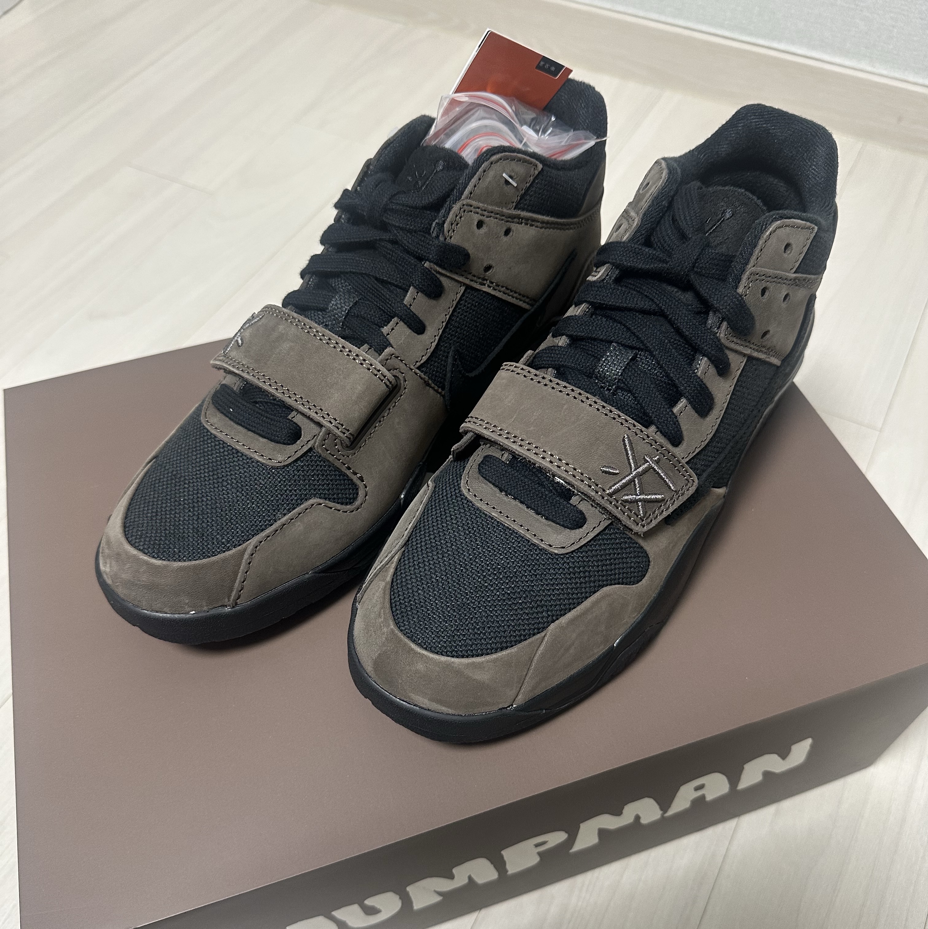 Jordan x Travis Scott Jumpman Jack TR Black and Dark Mocha 착용 스타일 - 2