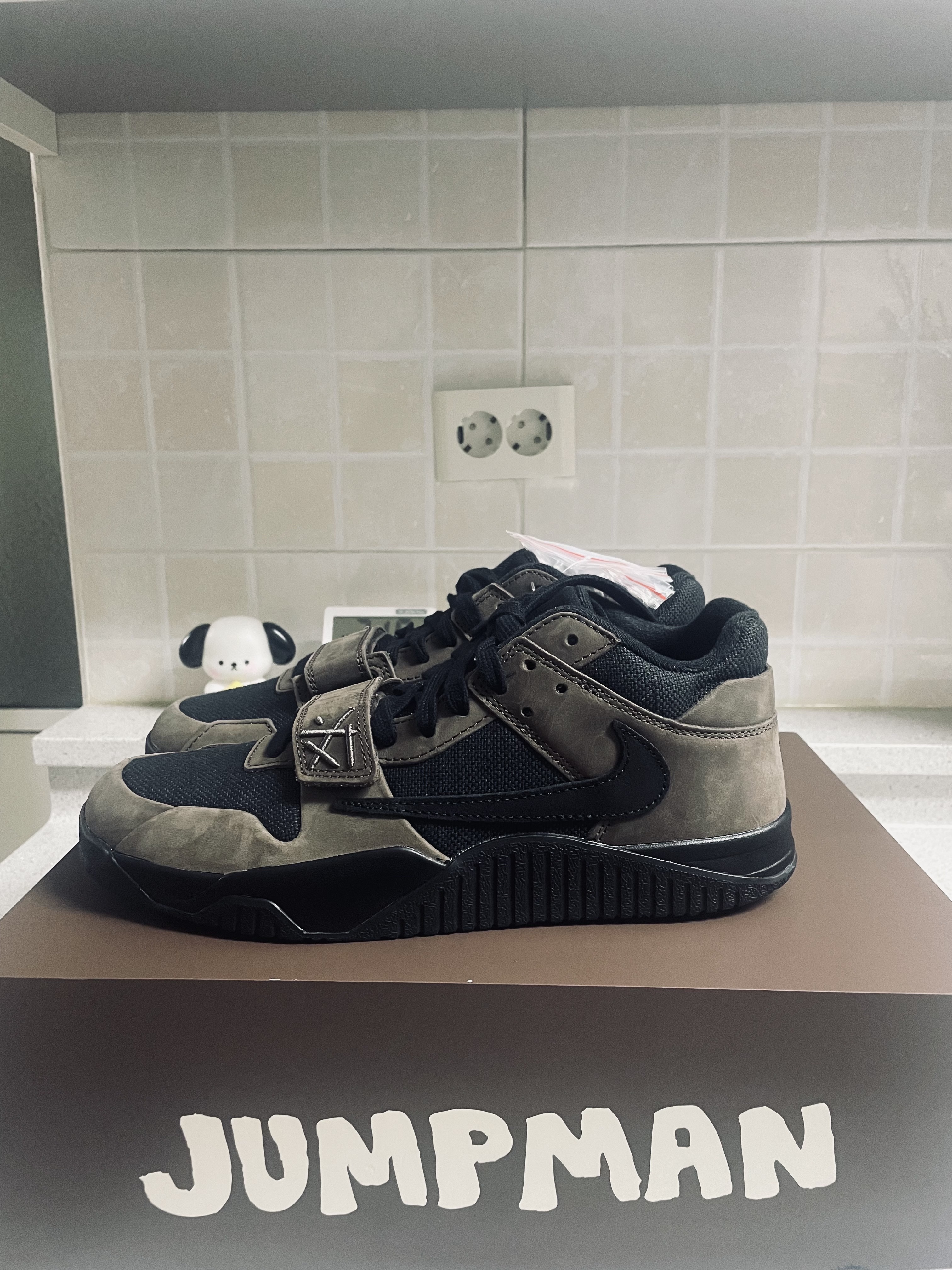 Jordan x Travis Scott Jumpman Jack TR Black and Dark Mocha 착용 스타일 - 1