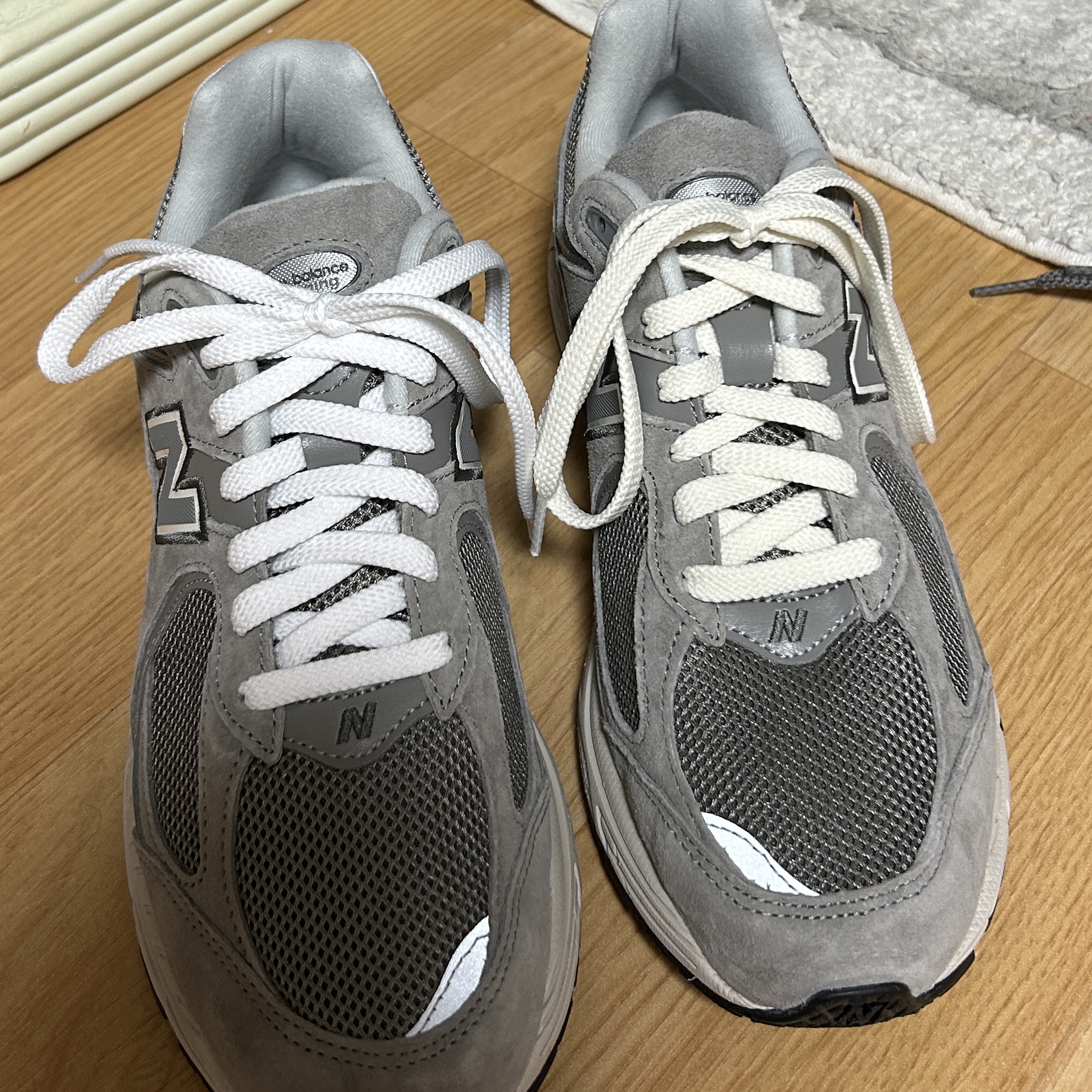 New Balance 2002R Grey 착용 스타일