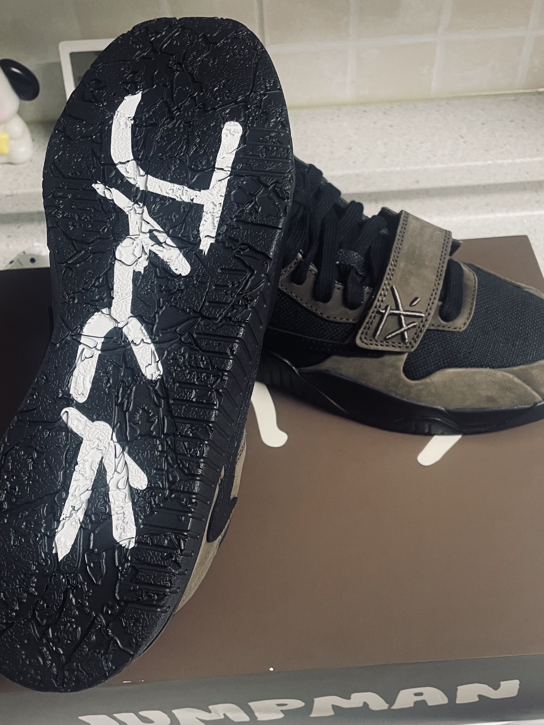 Jordan x Travis Scott Jumpman Jack TR Black and Dark Mocha 착용 스타일 - 4