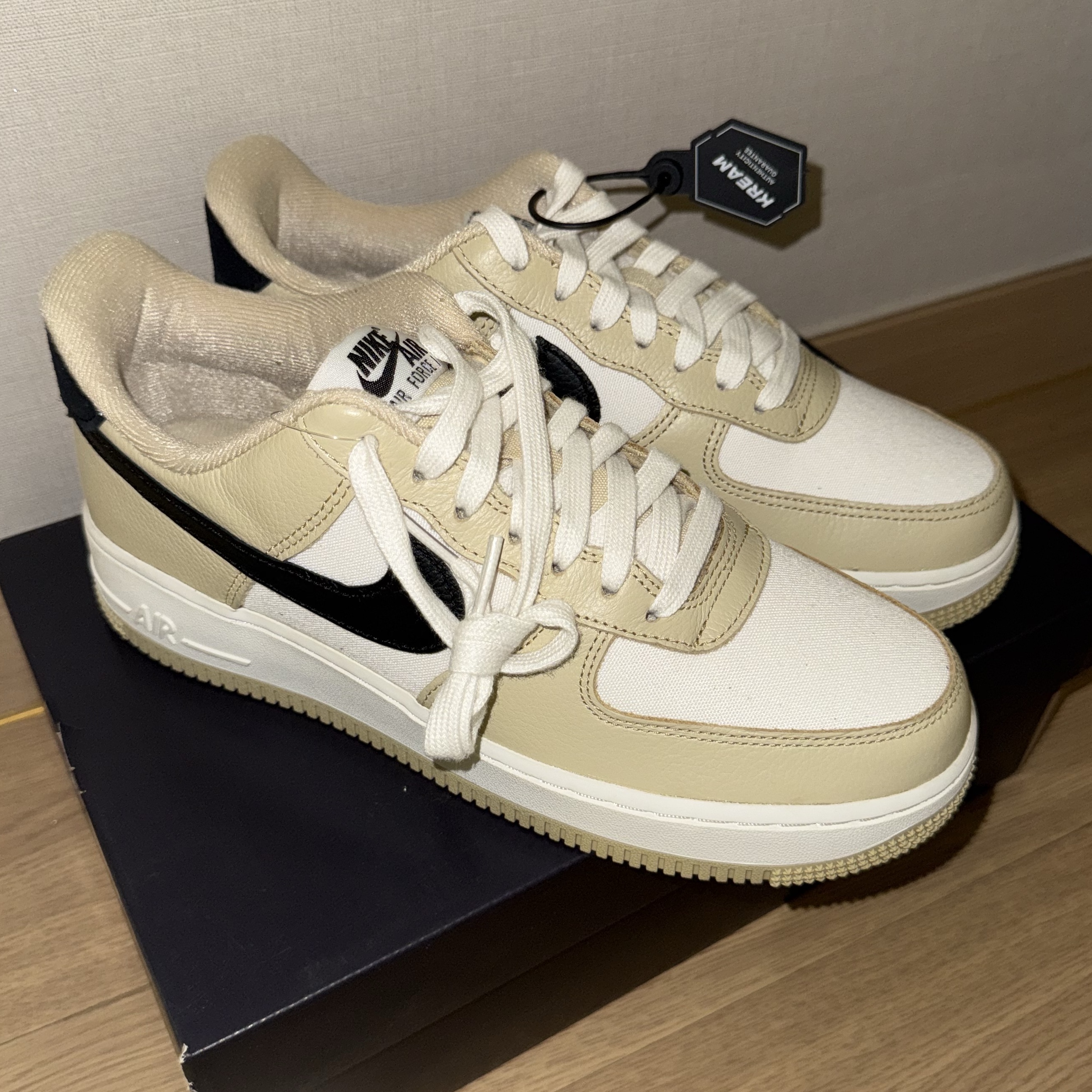 Nike Air Force 1 '07 LX Team Gold and Black 착용 스타일