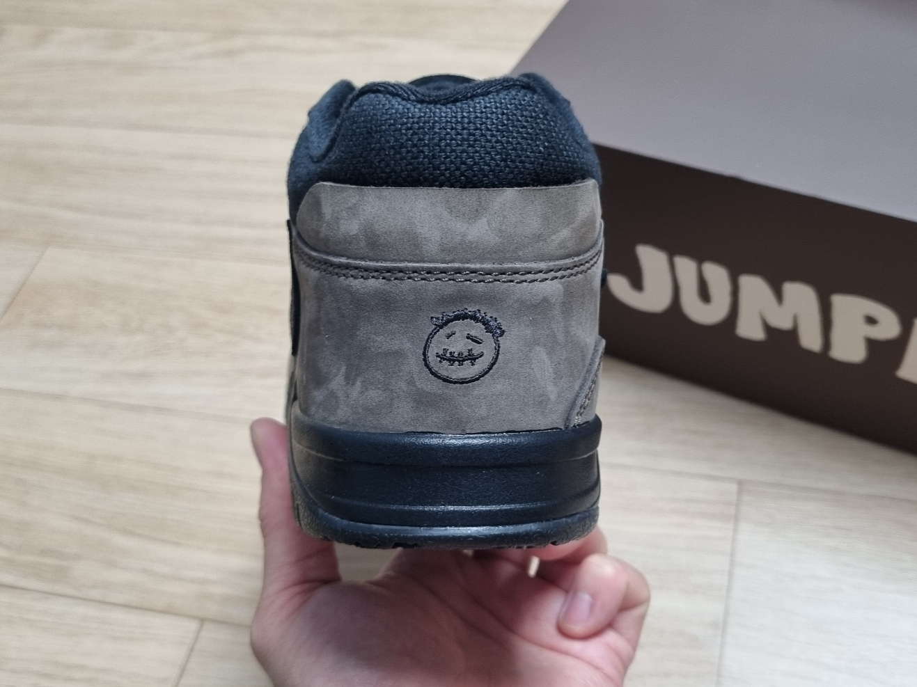Jordan x Travis Scott Jumpman Jack TR Black and Dark Mocha 착용 스타일 - 3
