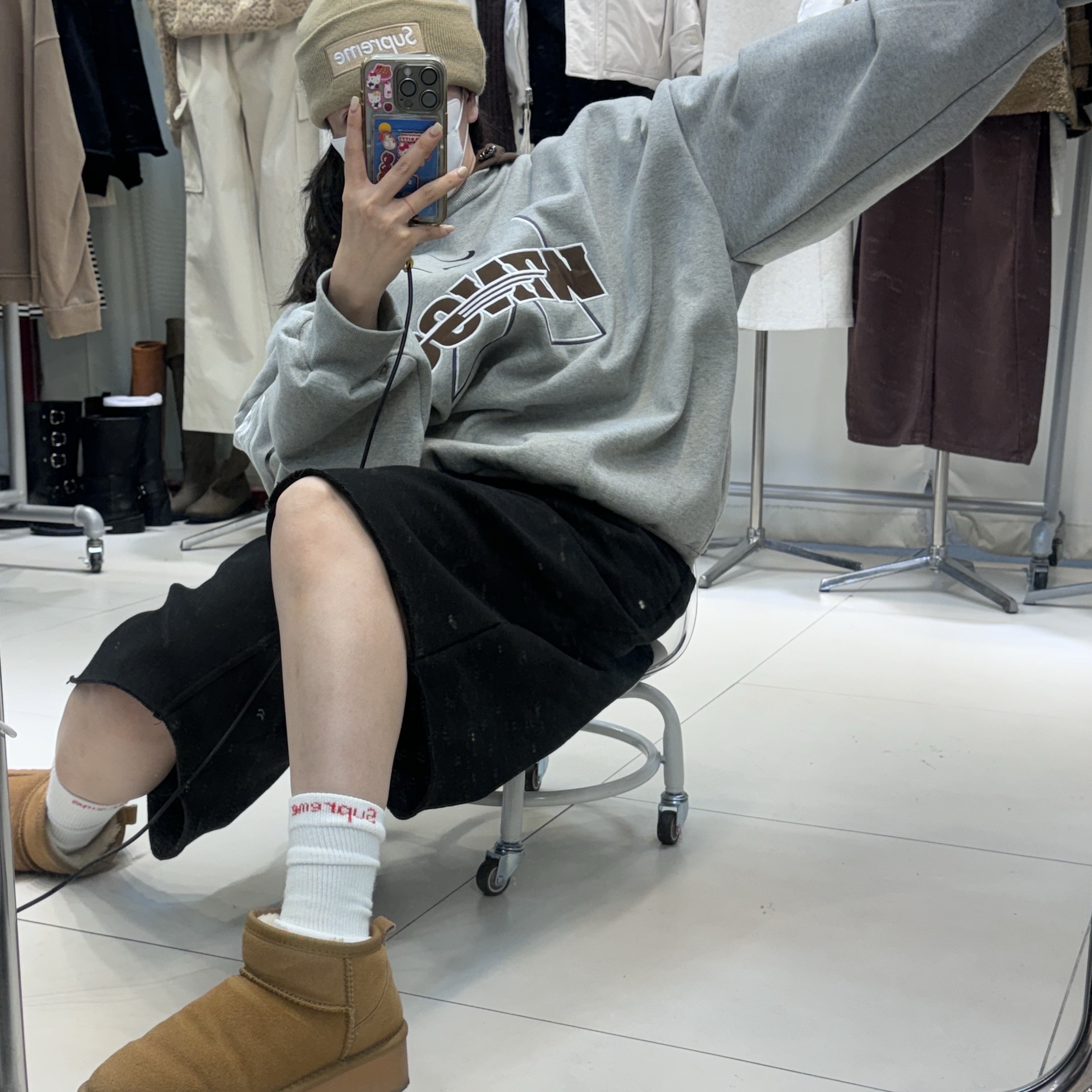 Supreme Hanes Crew Socks White (4 Pack), Supreme New Era Box Logo Beanie Dark Sand - 23FW 착용 스타일