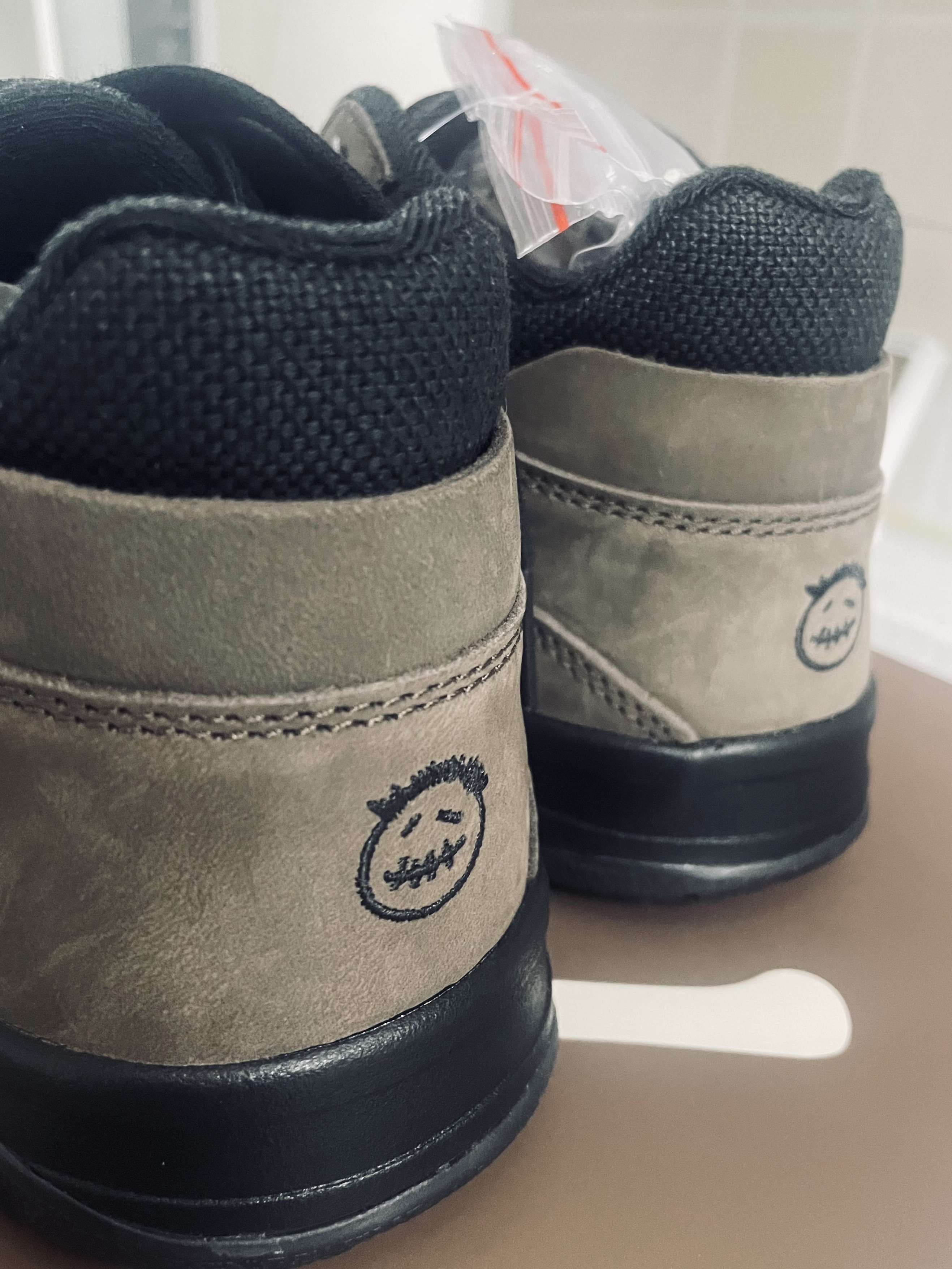 Jordan x Travis Scott Jumpman Jack TR Black and Dark Mocha 착용 스타일 - 2