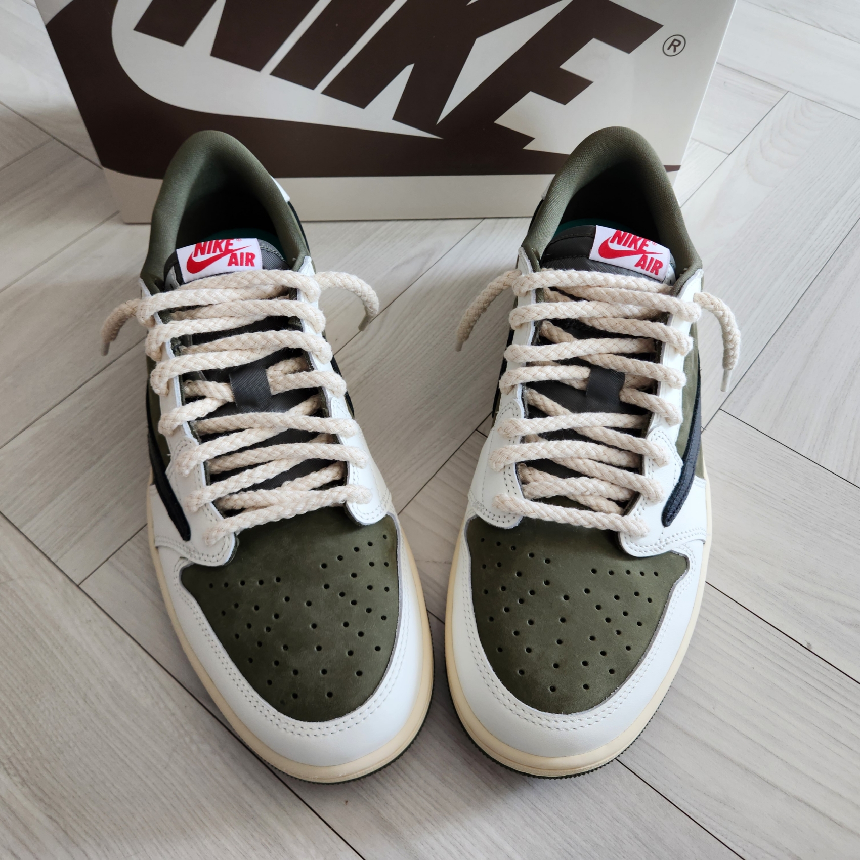Jordan 1 x Travis Scott Retro Low OG SP Reverse Olive 착용 스타일 - 2