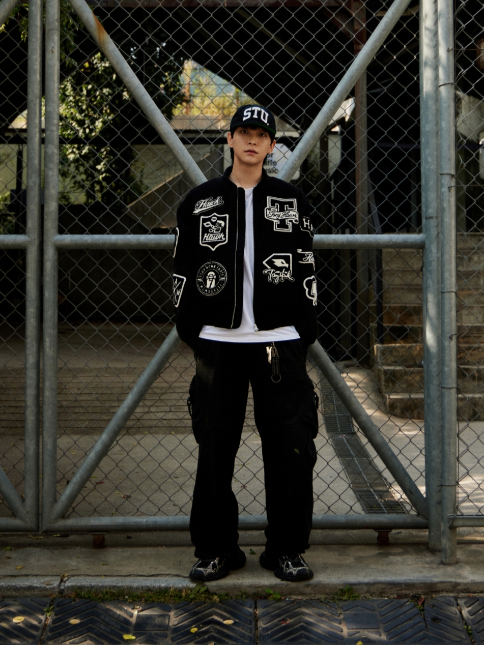 TONY HAWK Wool Applique Varsity Jacket Black 착용 스타일 - 3