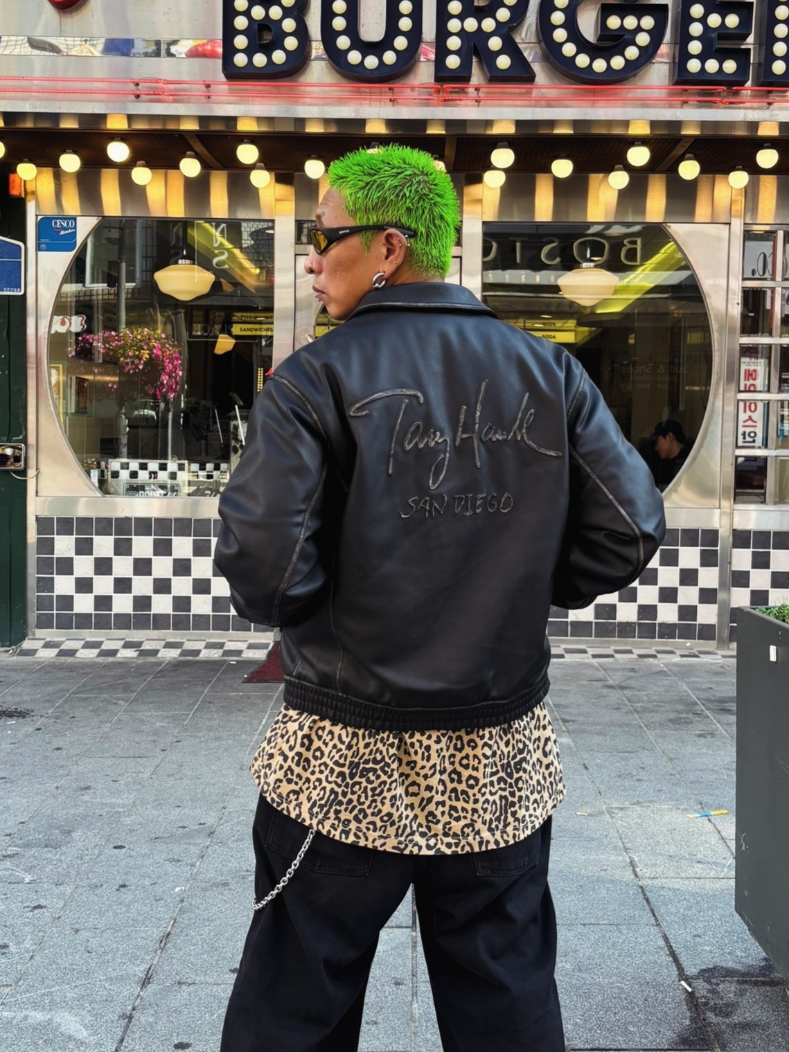 TONY HAWK Washed Vegan Leather Jacket Black 착용 스타일 - 1