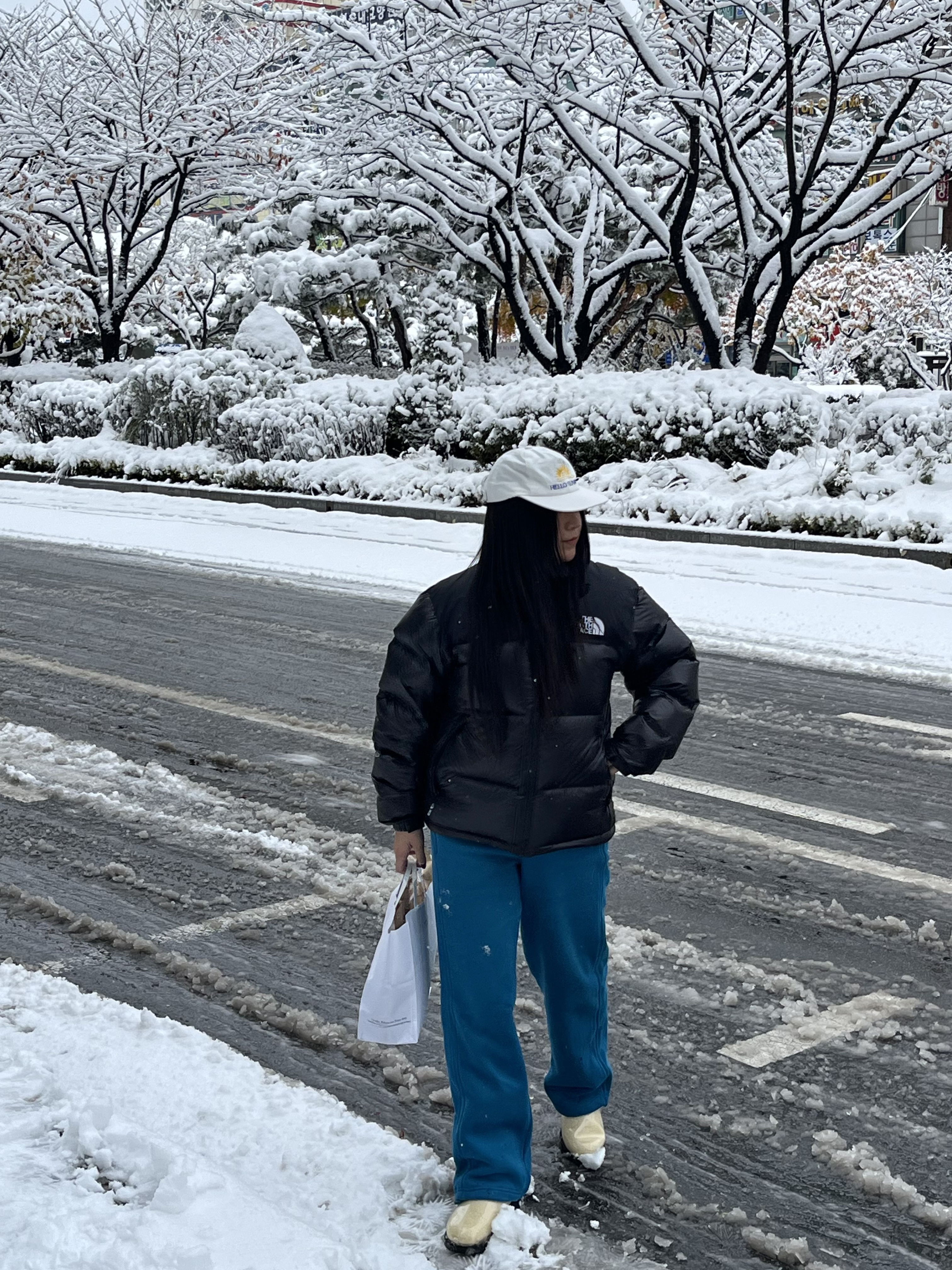 The North Face 1996 Eco Nuptse Jacket Real Black, (W) UGG Classic Clear Mini Boots Natural Black 착용 스타일