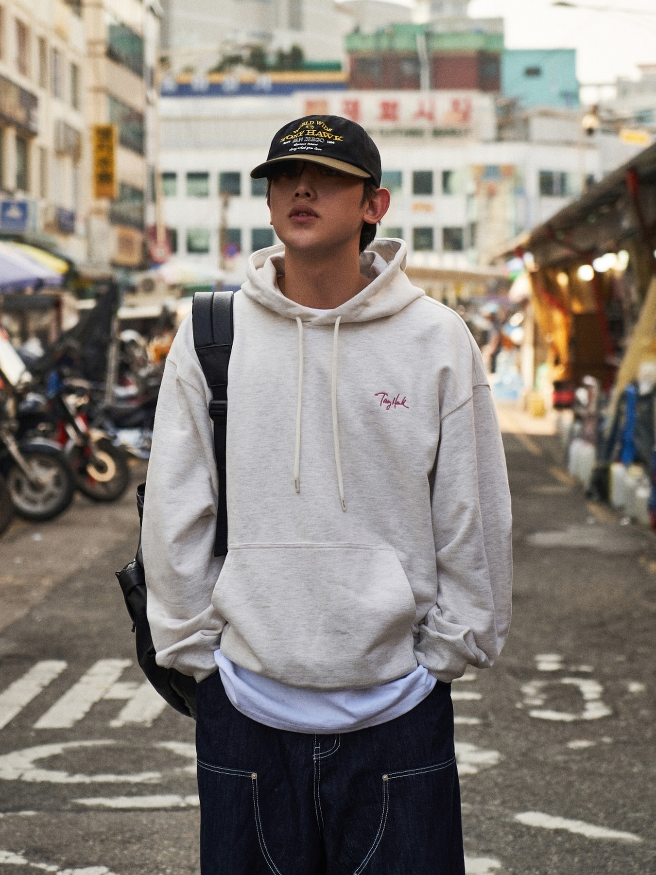 TONY HAWK Smile Boucle Embroidery Graphic Hoodie Oatmeal 착용 스타일 - 2