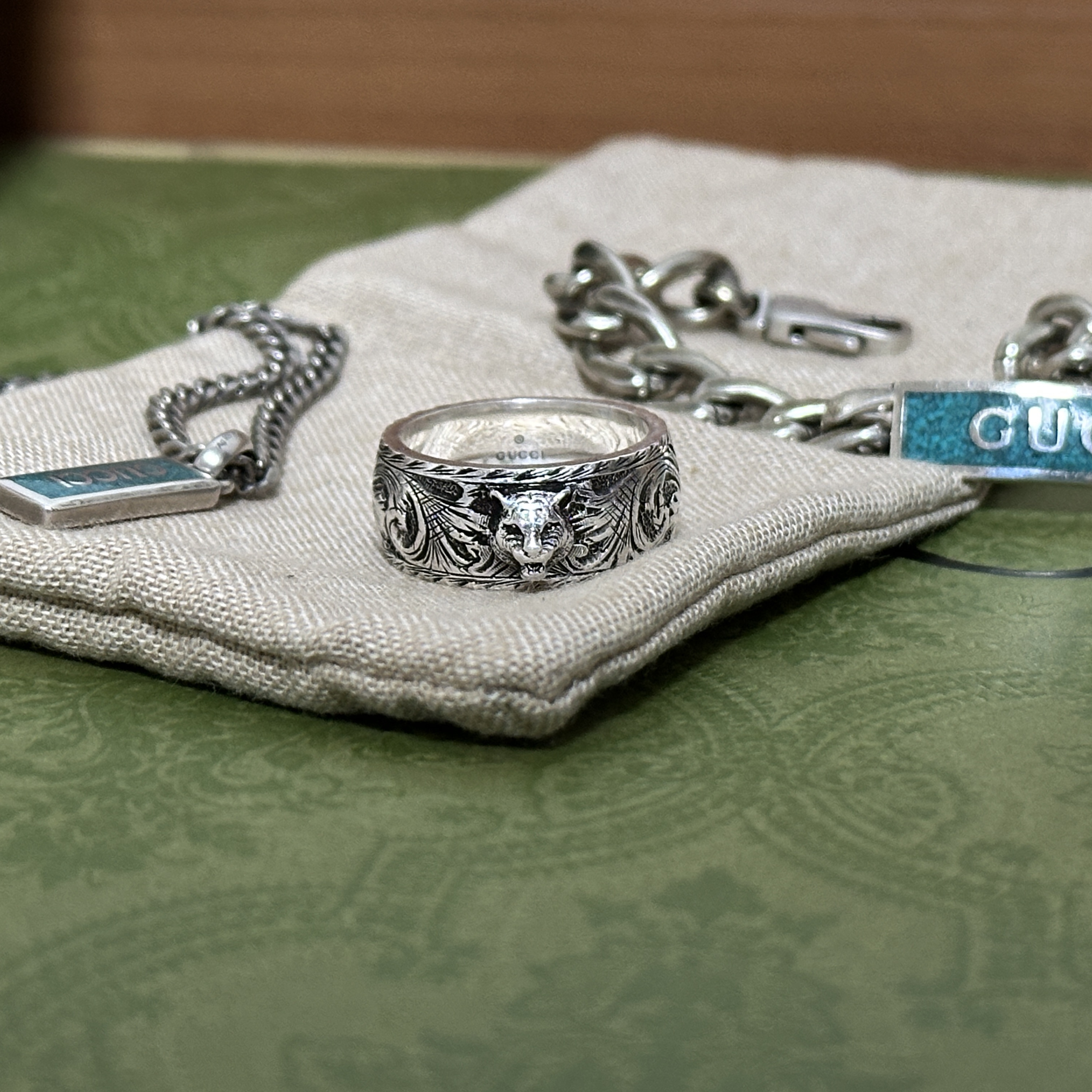 Gucci Thin Silver Ring With Feline Head Silver Aged Dark Finish 착용 스타일 - 1
