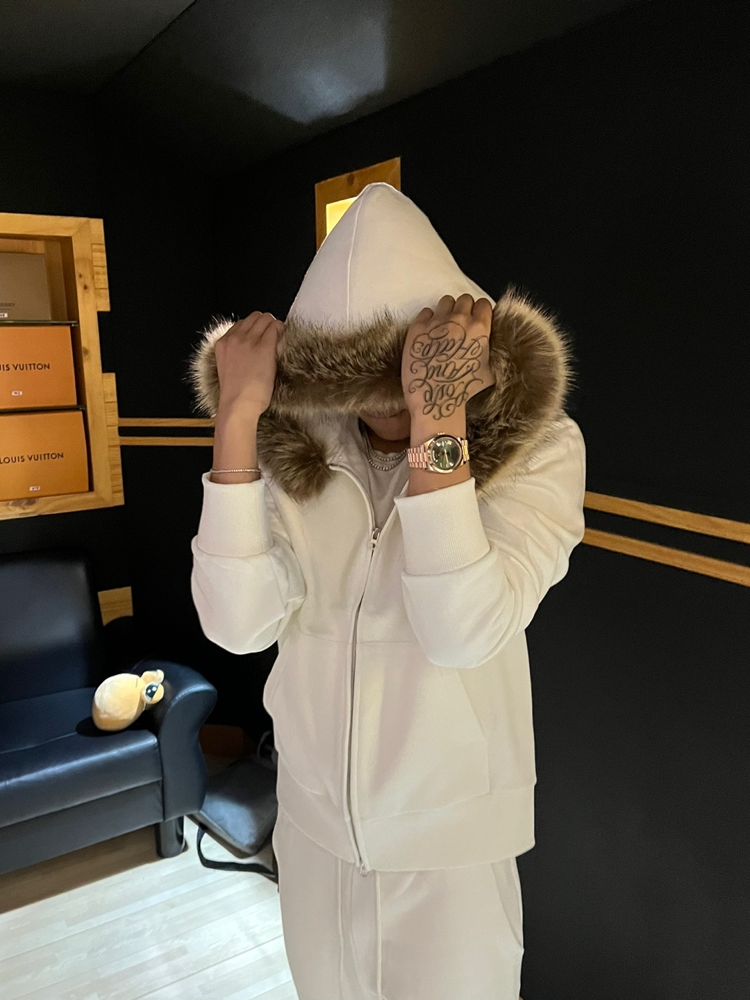 [KREAM 단독 / 프리오더] FENGSHUI Small Logo Fur Hood Zip-Up Jacket White Cream, [KREAM 단독 / 프리오더] FENGSHUI Small Logo OG Wide Flare Sweatpants White Cream 착용 스타일