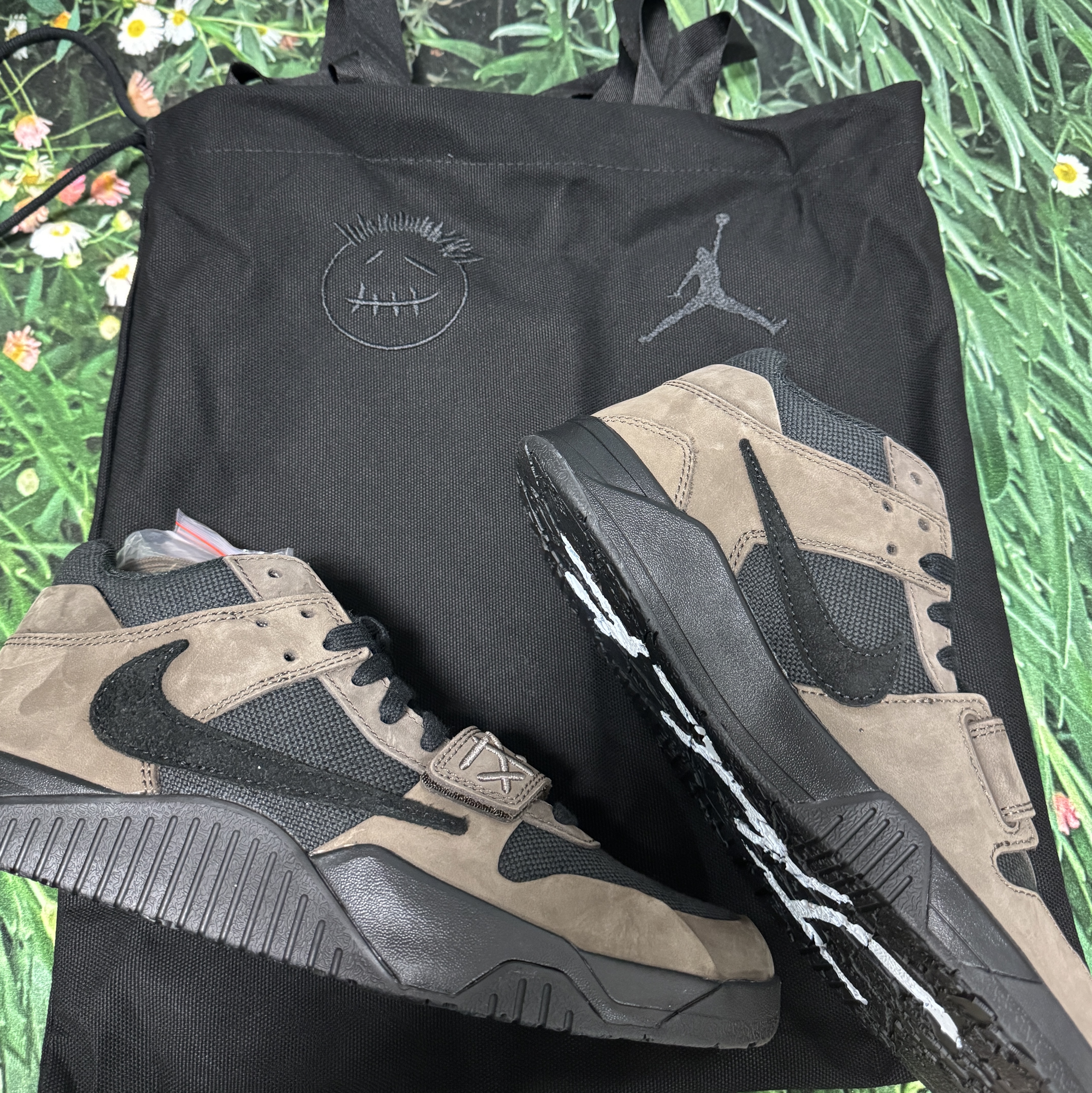 Jordan x Travis Scott Jumpman Jack TR Black and Dark Mocha 착용 스타일