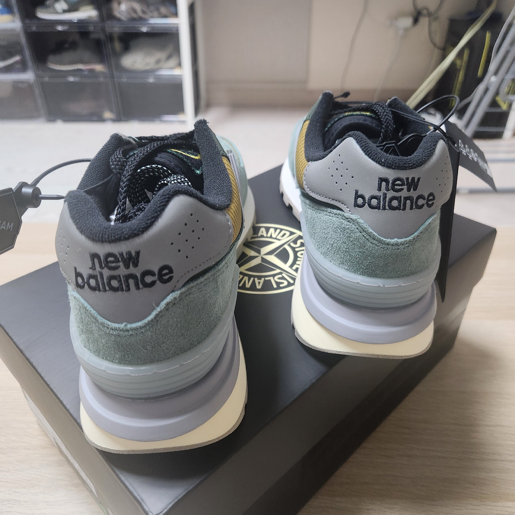 New Balance x Stone Island 574 Legacy Light Green 착용 스타일 - 4