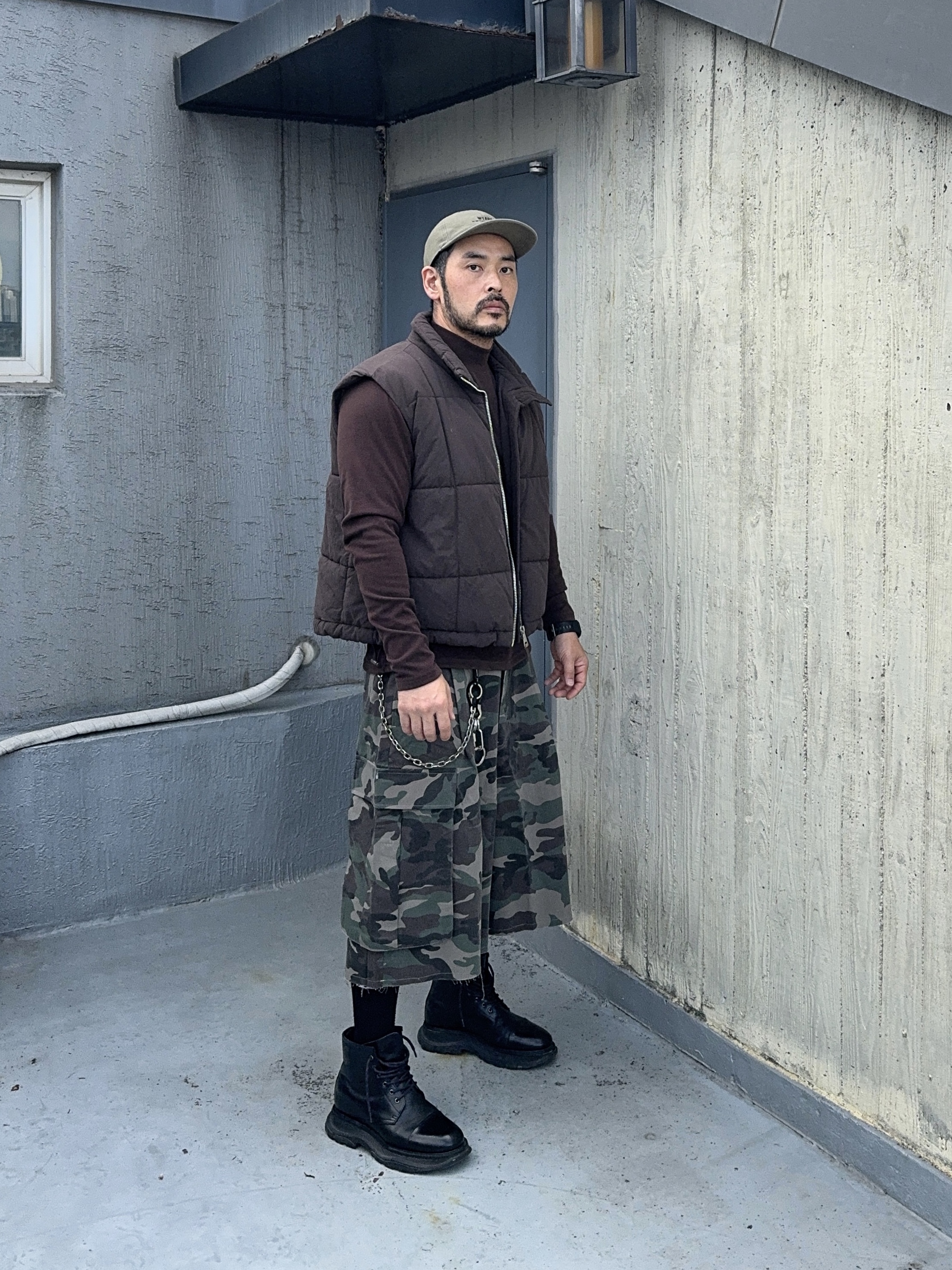 Undermycar Mu.44 Anti Fxxking Logo Play Big Cargo Camo Shorts Camo Khaki 착용 스타일 - 1