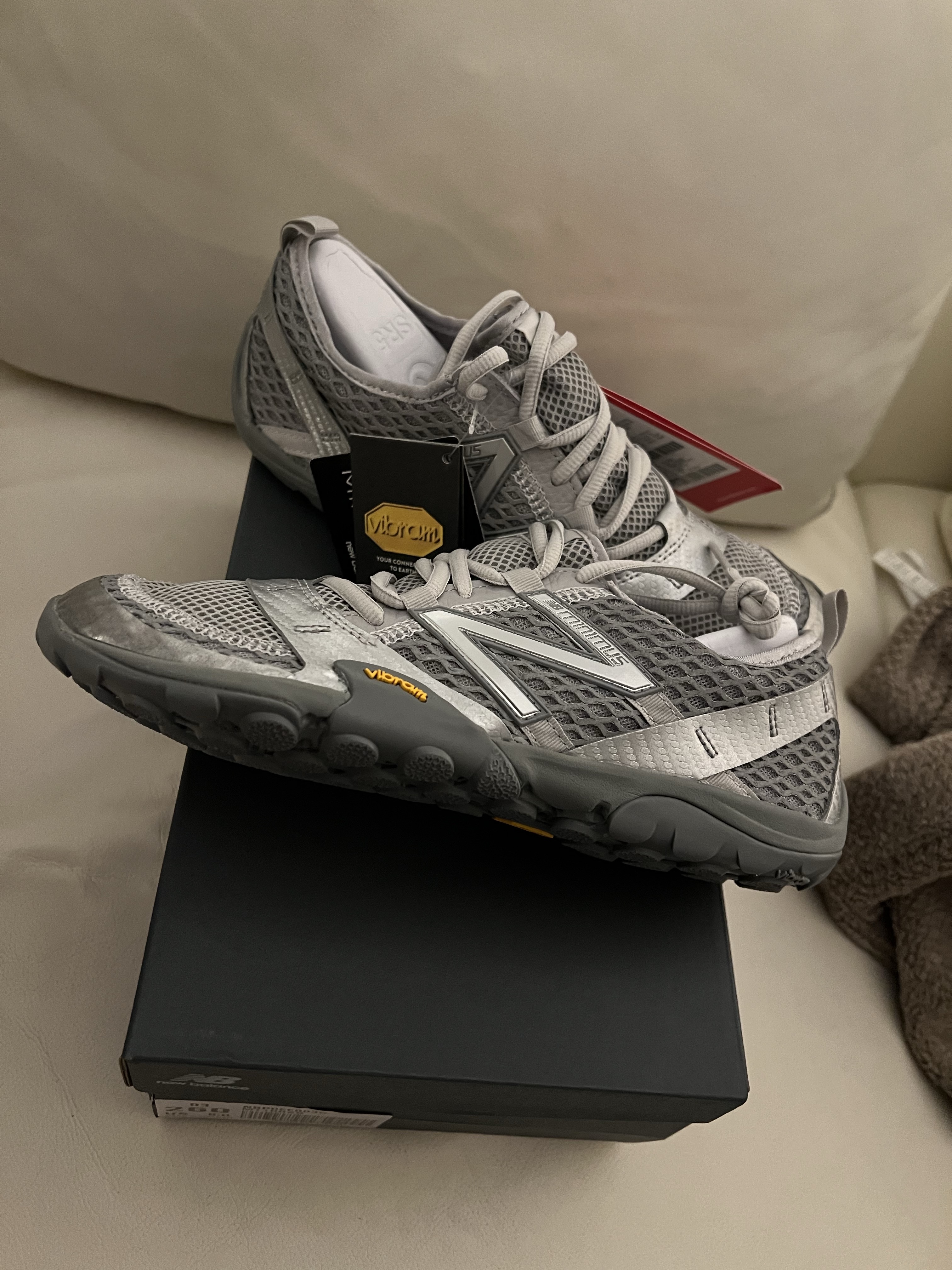 New Balance Minimus MT10O Slate Grey Silver Metallic 착용 스타일 - 4
