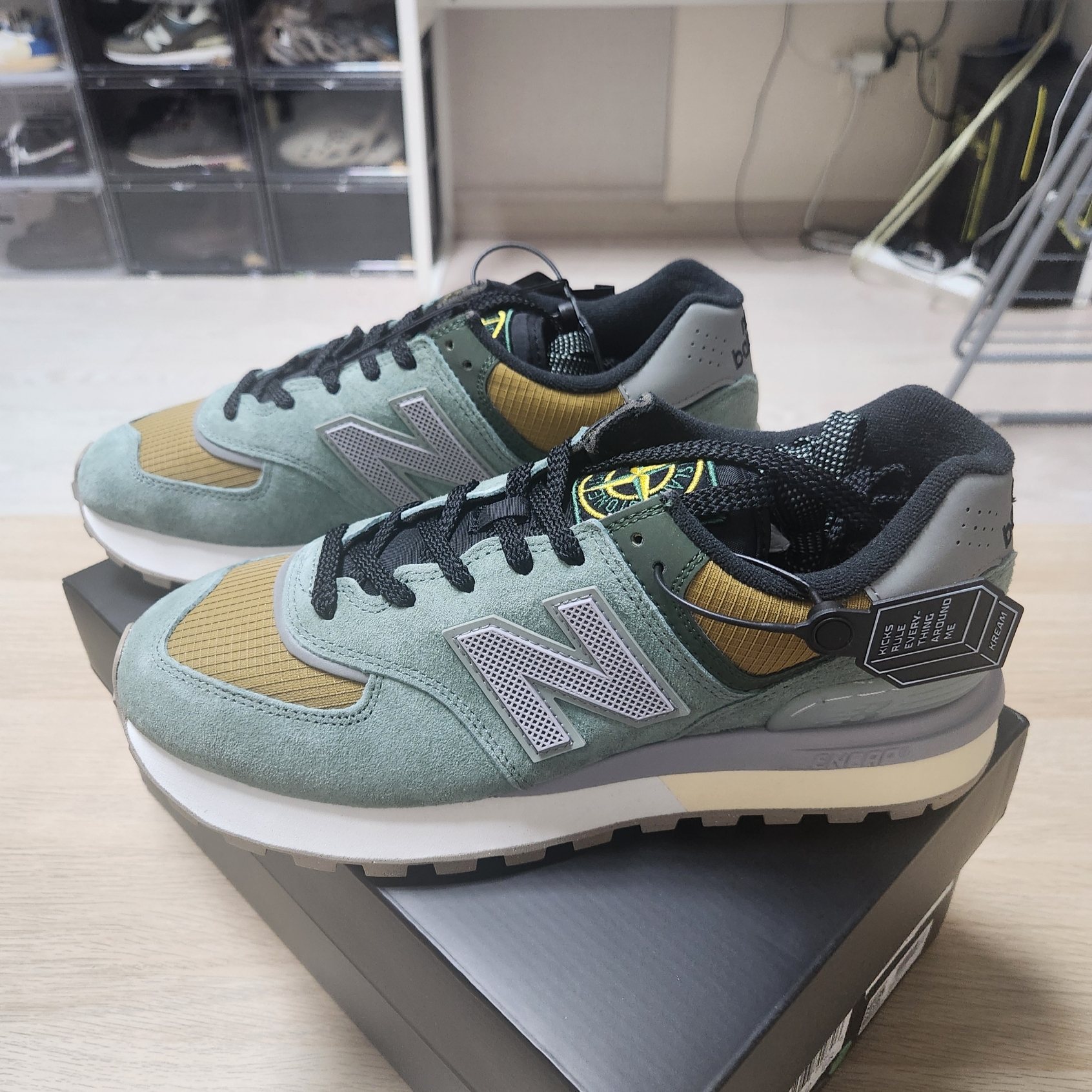 New Balance x Stone Island 574 Legacy Light Green 착용 스타일 - 2